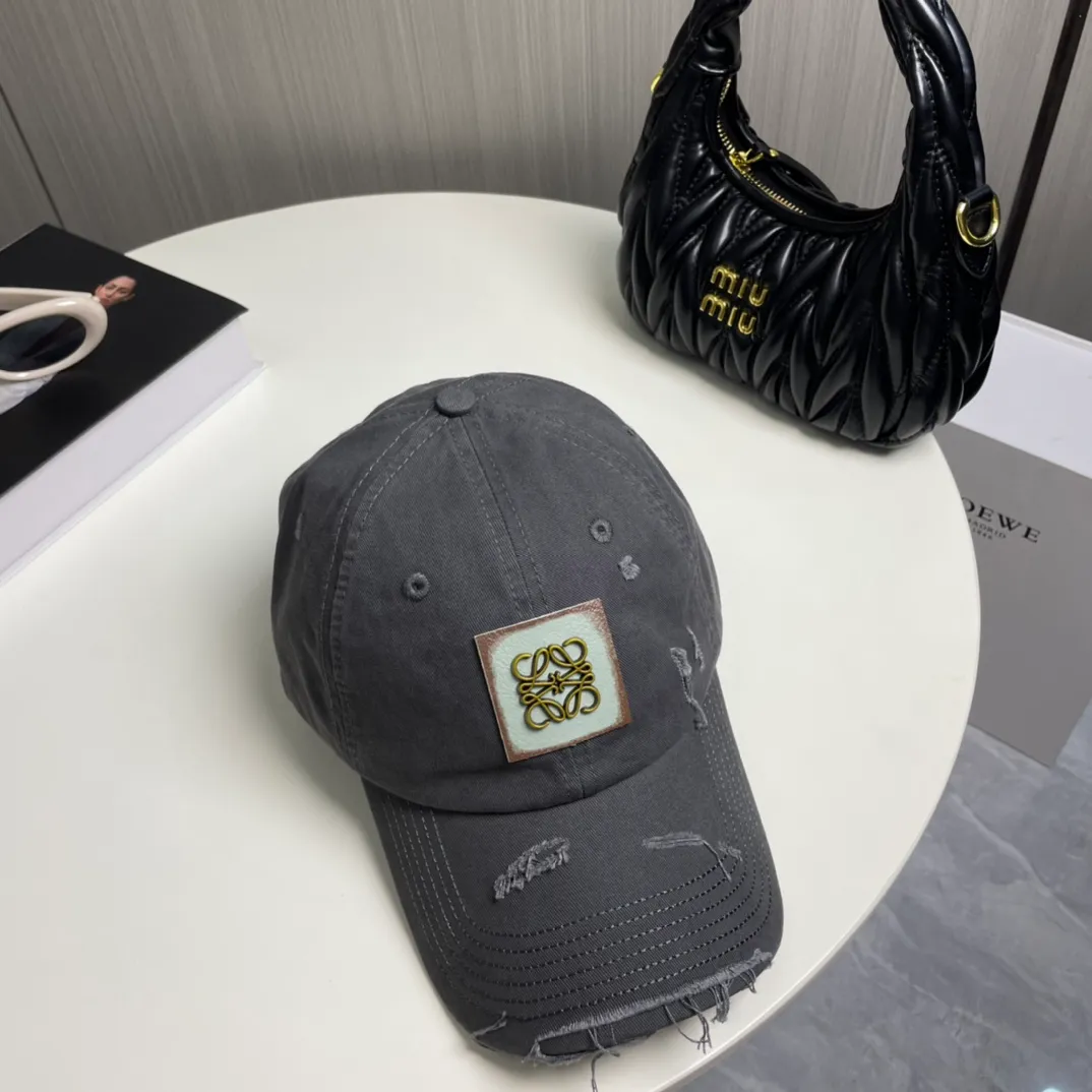 P66 🧢Loewe~New baseball cap🧢, simple and classic logo, super texture👍, exquisite big-name style, a must-have artifact for goddesses, couple style