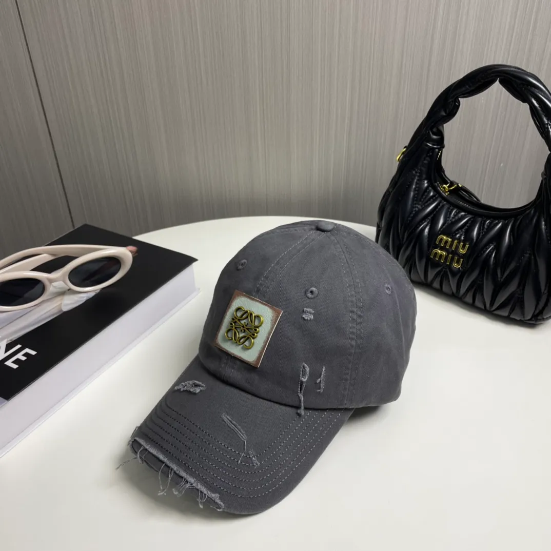 P66 🧢Loewe~New baseball cap🧢, simple and classic logo, super texture👍, exquisite big-name style, a must-have artifact for goddesses, couple style