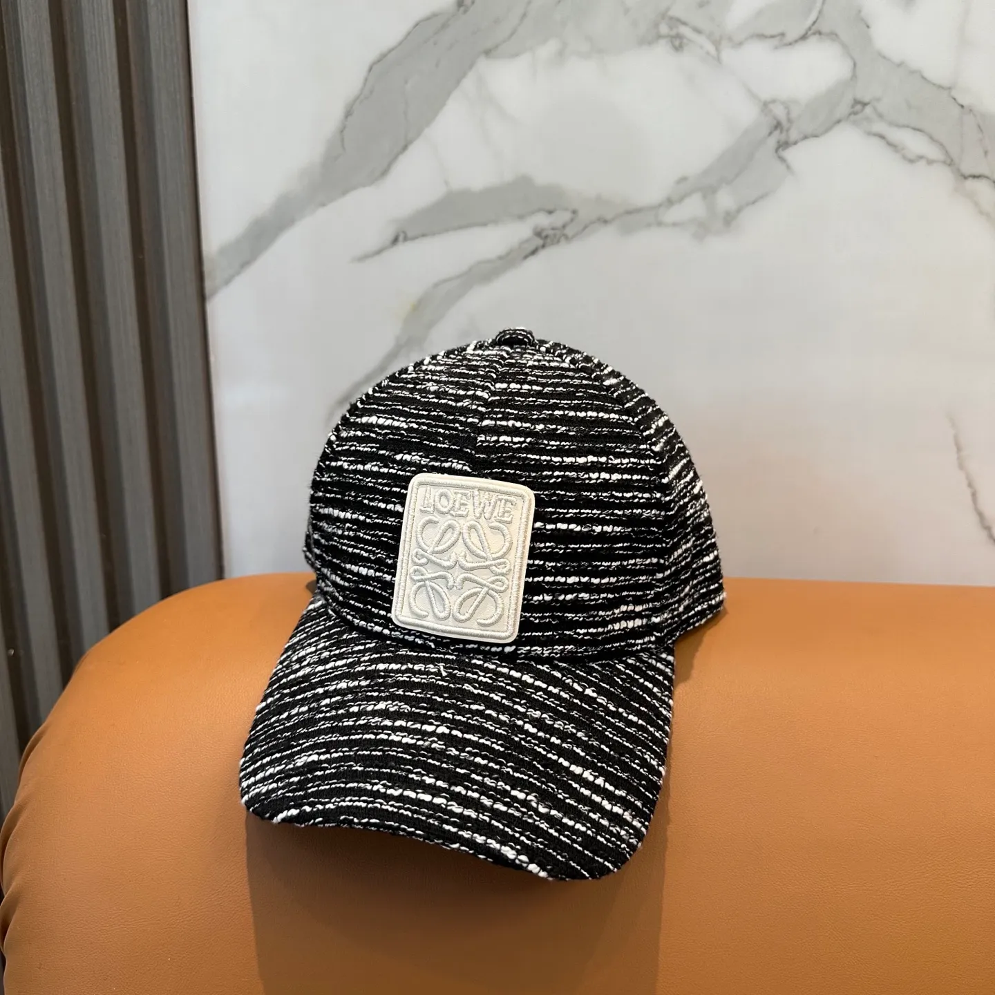 P60 Loewe's new autumn/winter baseball cap is a good-looking, sun-blocking and wind-blocking all-season model. You can wear it with your eyes closed and it won't look out of place! The fit is quite wide and the fabric is very good.