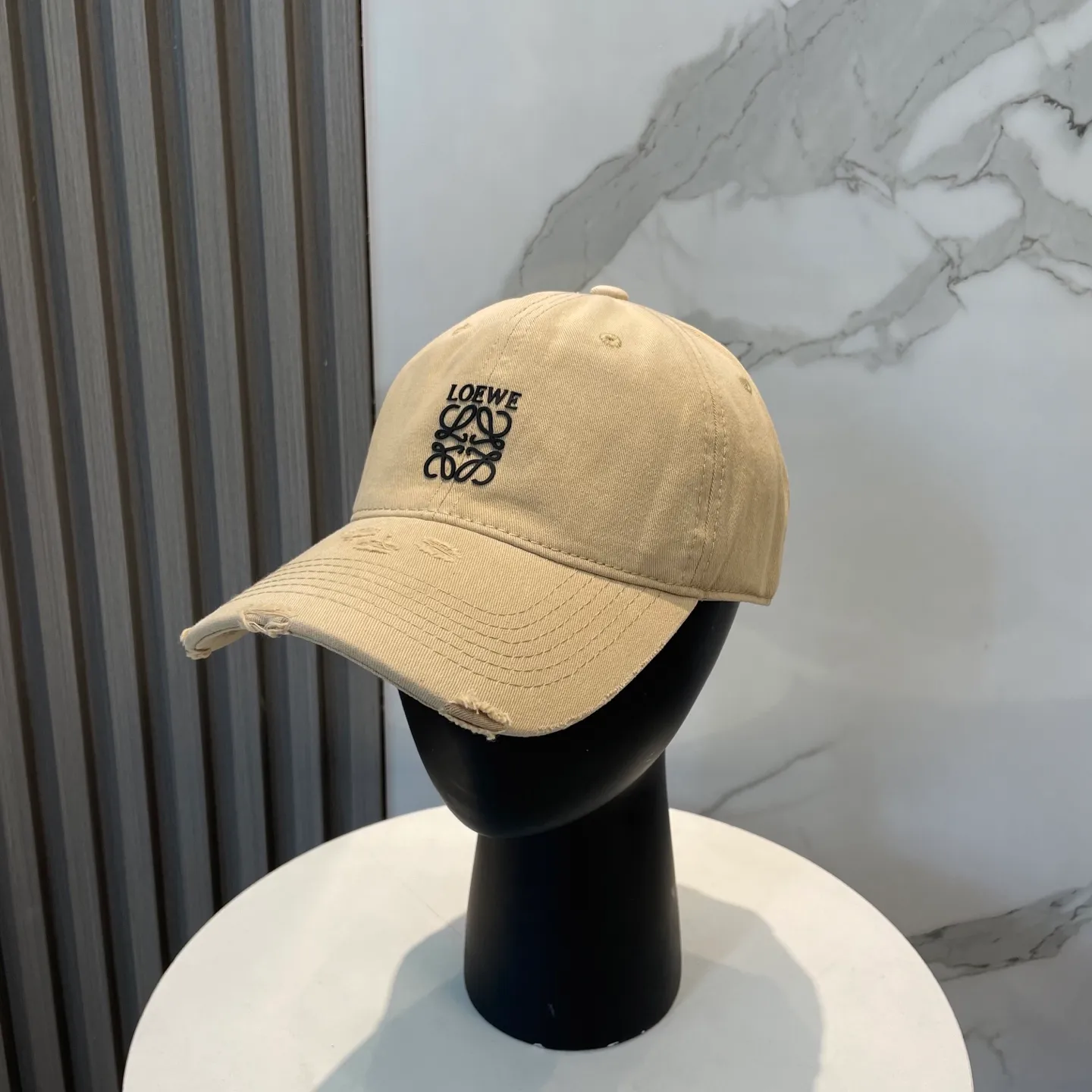P50 dust bag 👒LOEWE👒LOEWE gradient color new original original design baseball cap🧢Super good texture, standard external line positioning, fine workmanship, simple and elegant, low price and high volume!