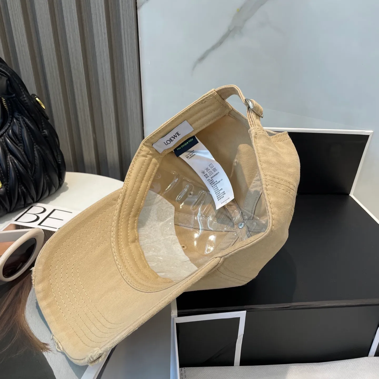P50 dust bag 👒LOEWE👒LOEWE gradient color new original original design baseball cap🧢Super good texture, standard external line positioning, fine workmanship, simple and elegant, low price and high volume!