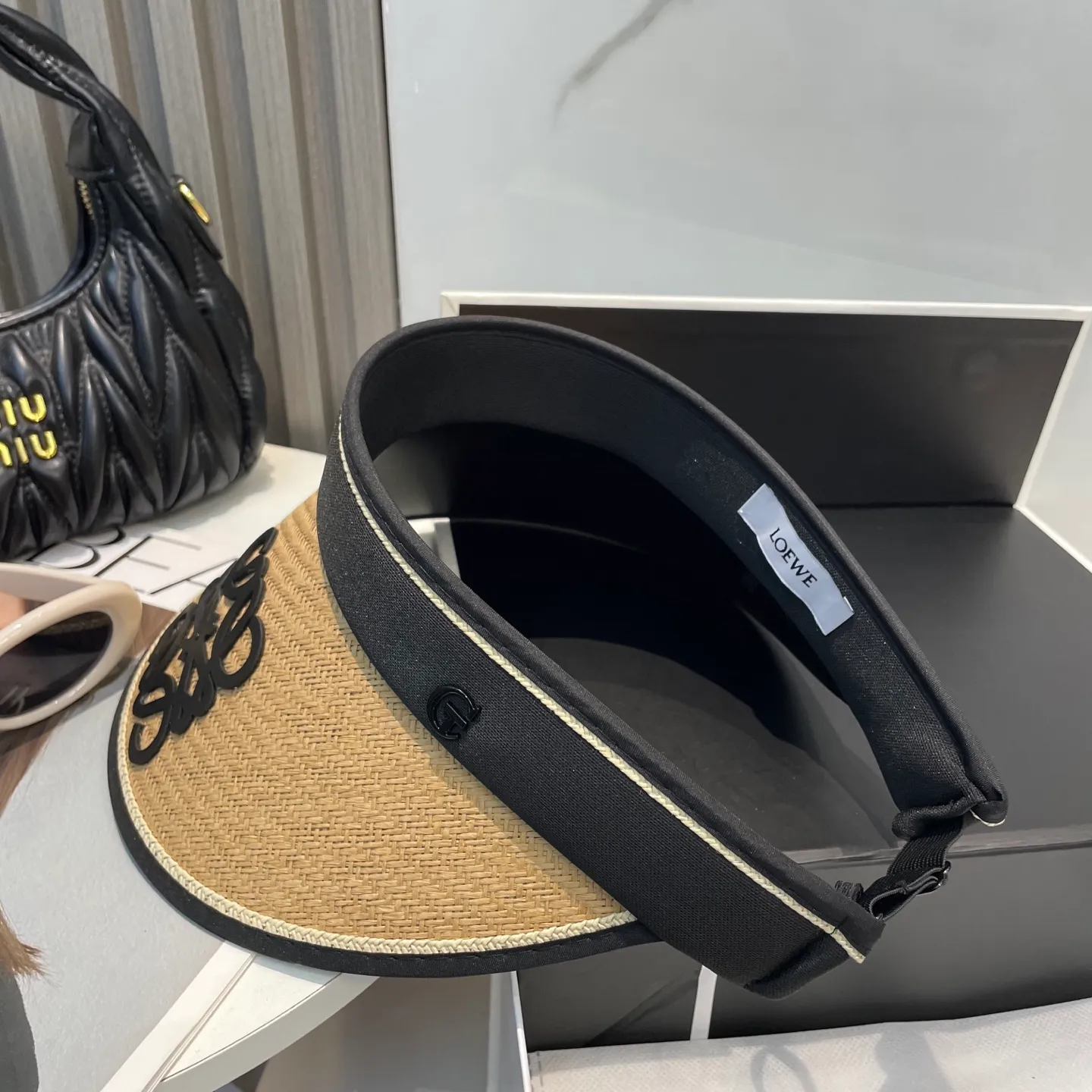 P50 LOEWE's new hollow-top hat is a sun hat you'll fall in love with at first glance. In summer, you need a unique hat to reduce eye pressure. This elegant hollow-top hat is very suitable!