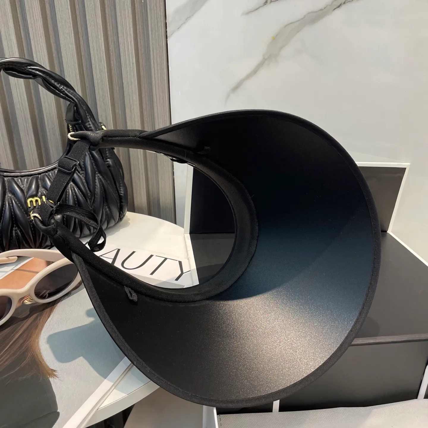 P50 LOEWE's new hollow-top hat is a sun hat you'll fall in love with at first glance. In summer, you need a unique hat to reduce eye pressure. This elegant hollow-top hat is very suitable!