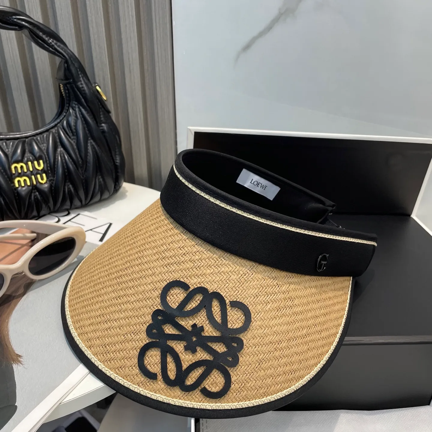 P50 LOEWE's new hollow-top hat is a sun hat you'll fall in love with at first glance. In summer, you need a unique hat to reduce eye pressure. This elegant hollow-top hat is very suitable!