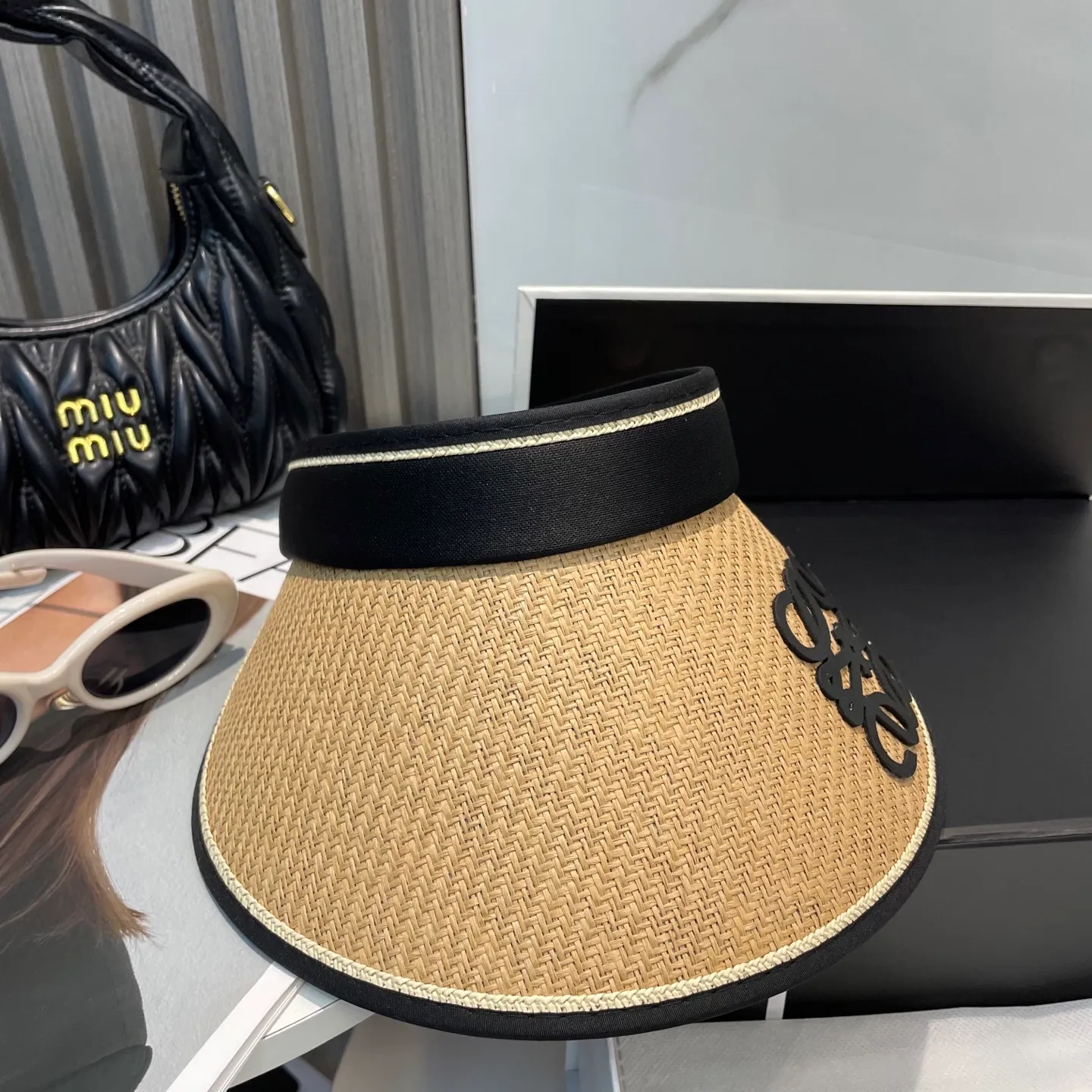 P50 LOEWE's new hollow-top hat is a sun hat you'll fall in love with at first glance. In summer, you need a unique hat to reduce eye pressure. This elegant hollow-top hat is very suitable!