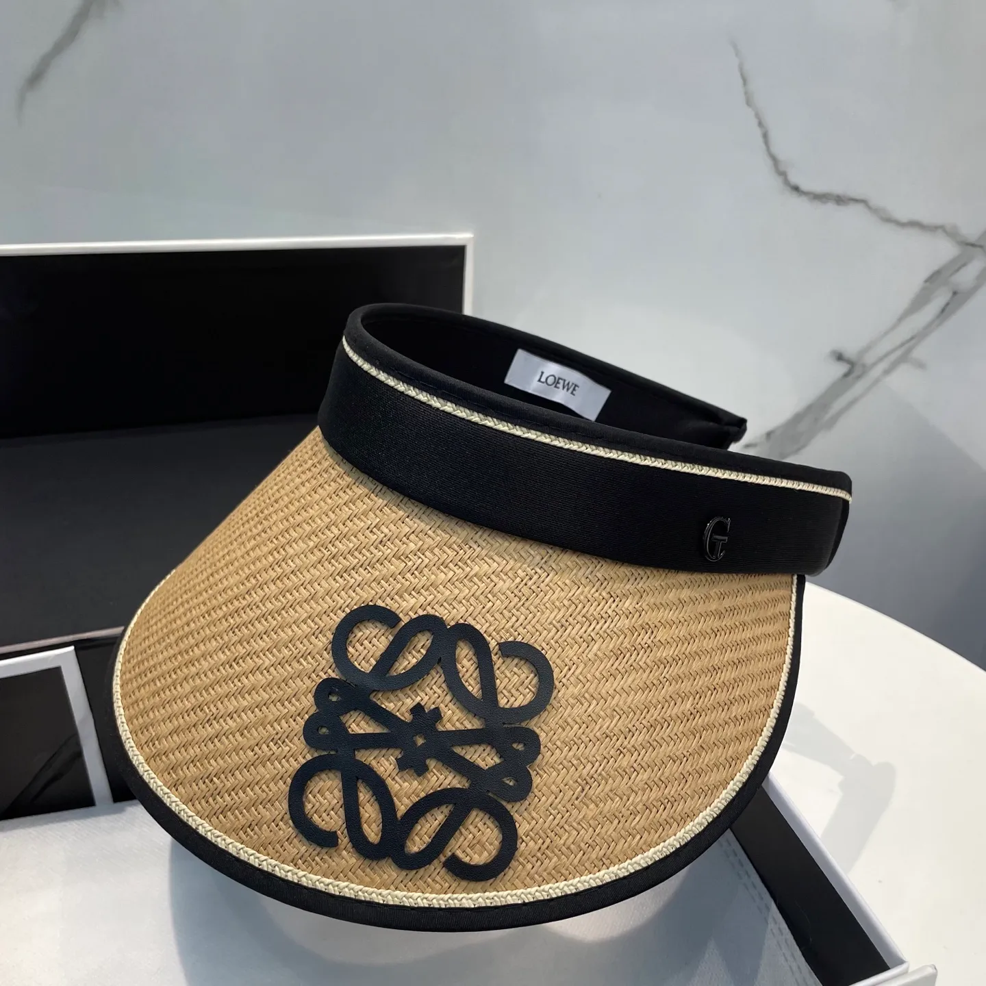 P50 LOEWE's new hollow-top hat is a sun hat you'll fall in love with at first glance. In summer, you need a unique hat to reduce eye pressure. This elegant hollow-top hat is very suitable!