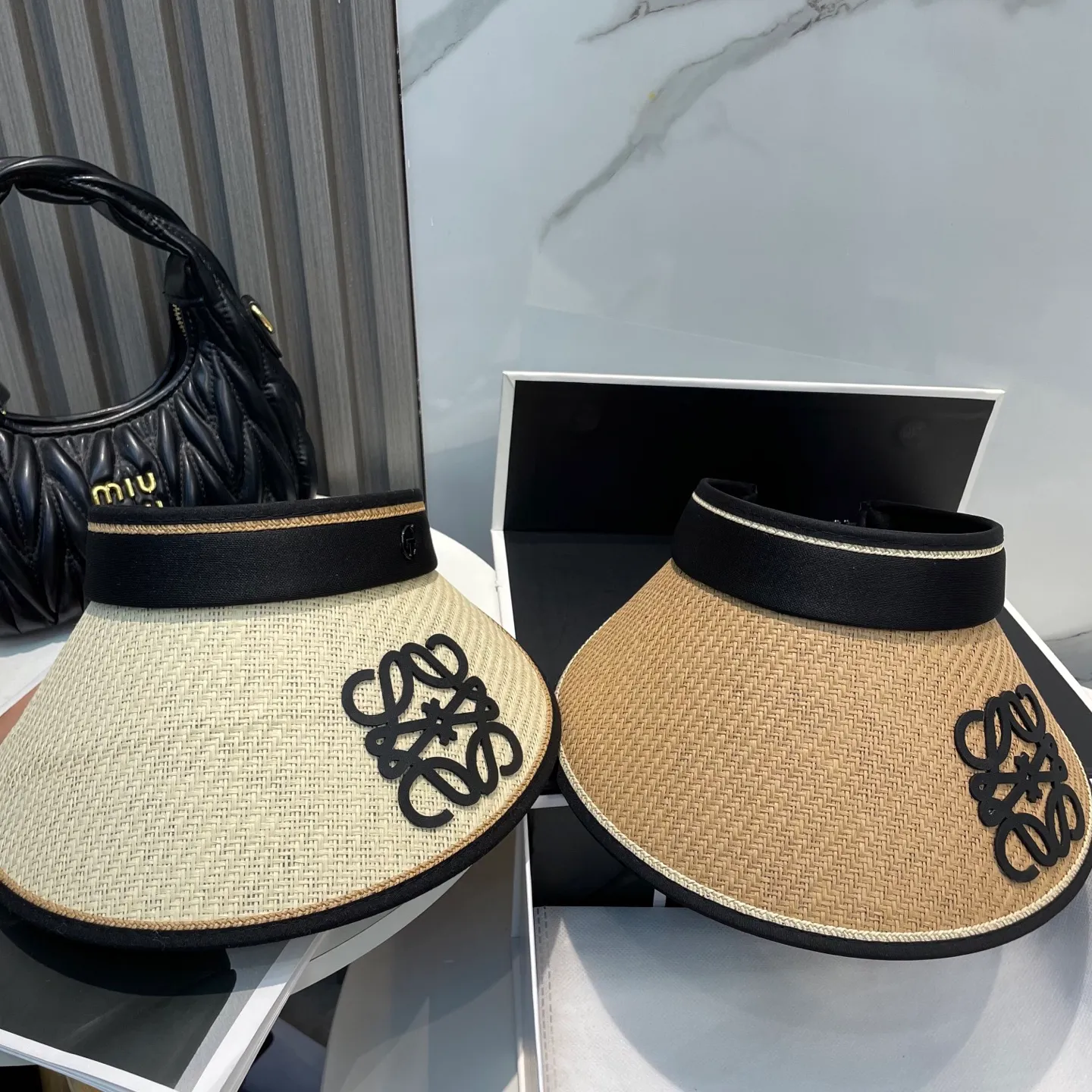 P50 LOEWE's new hollow-top hat is a sun hat you'll fall in love with at first glance. In summer, you need a unique hat to reduce eye pressure. This elegant hollow-top hat is very suitable!