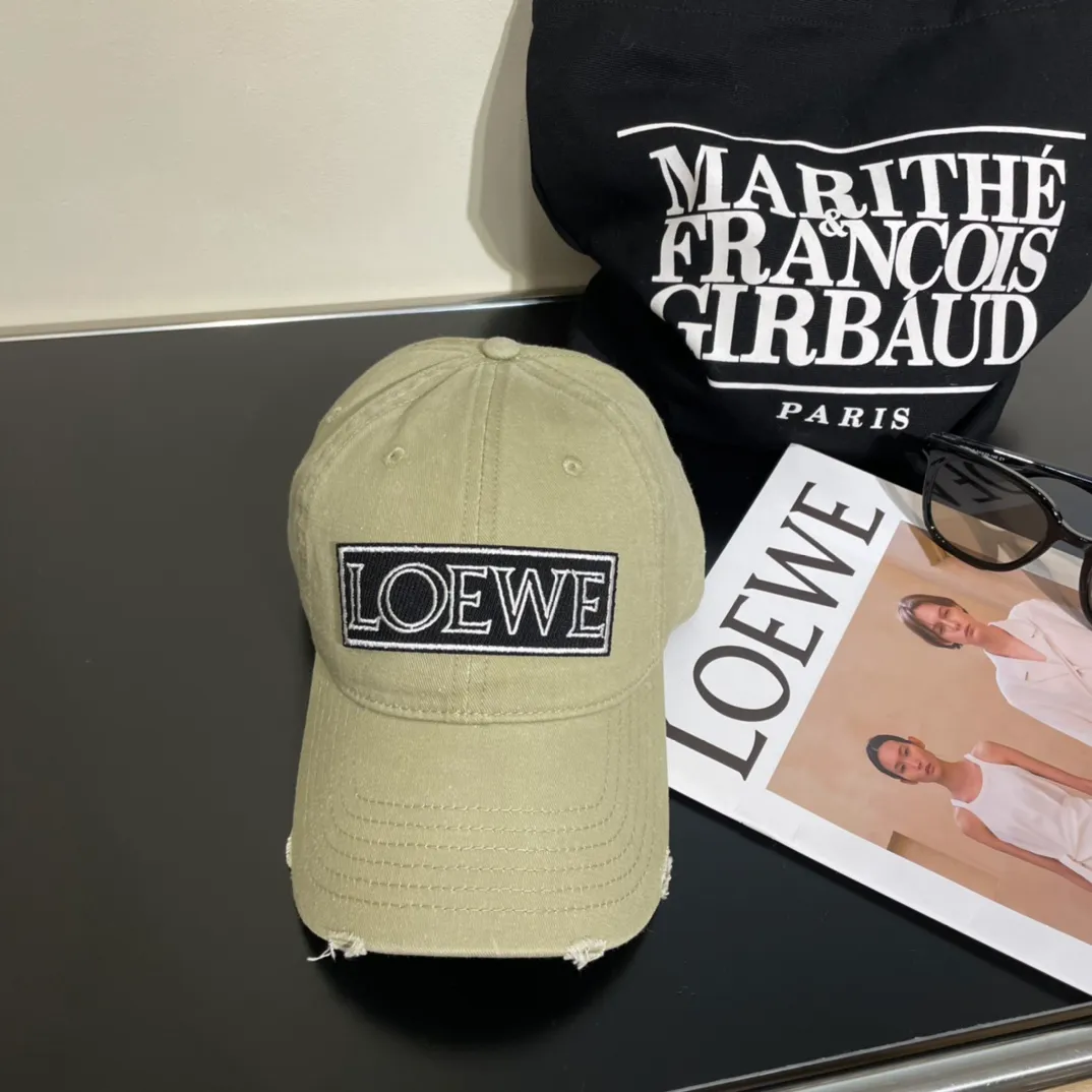 P56 LOEWE's new washed denim baseball cap. Classic LOEWE embroidered logo. Same style for men and women. Versatile and breathable, can be worn in all seasons.