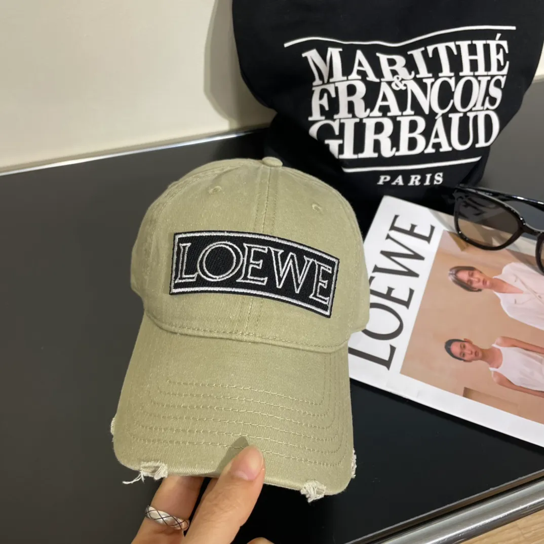 P56 LOEWE's new washed denim baseball cap. Classic LOEWE embroidered logo. Same style for men and women. Versatile and breathable, can be worn in all seasons.