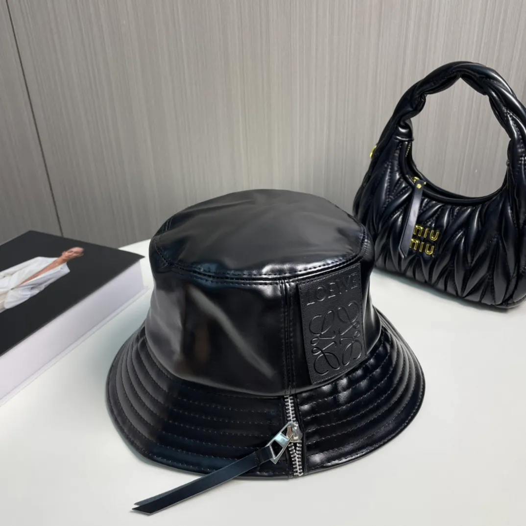 P70 LOEWE's new patchwork zipper lambskin bucket hat. This bucket hat is made of rich textured lambskin. The zipper detail on the brim brings a modern twist, and the patchwork adds a touch of recognition, helping you easily create a modern and fashionable look.
