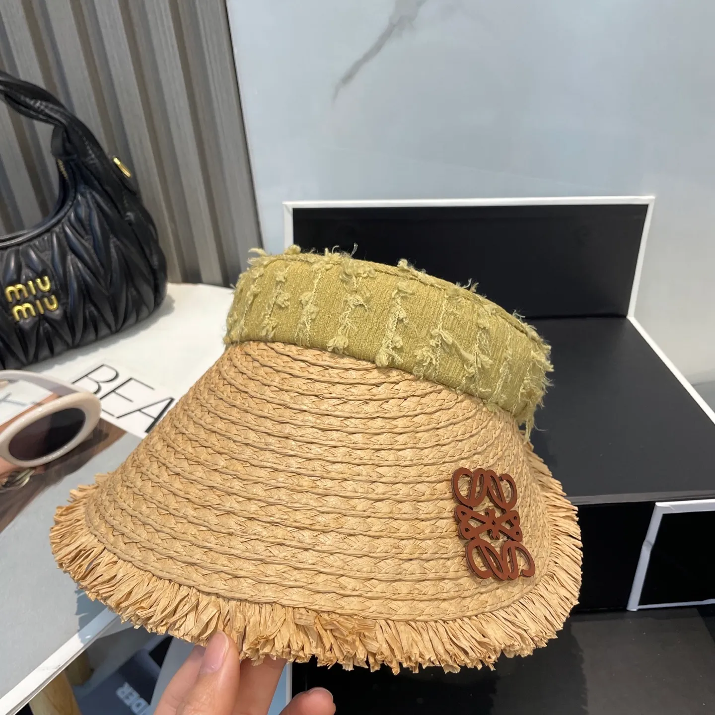 P76 LOEWE's new hollow-top hat is a sun hat that you'll fall in love with at first glance. In summer, you need a unique hat to reduce eye pressure. This elegant hollow-top hat is very suitable!