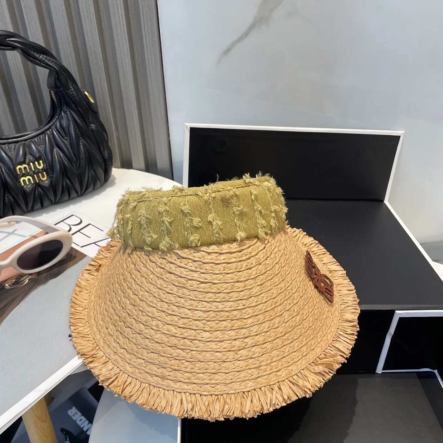 P76 LOEWE's new hollow-top hat is a sun hat that you'll fall in love with at first glance. In summer, you need a unique hat to reduce eye pressure. This elegant hollow-top hat is very suitable!