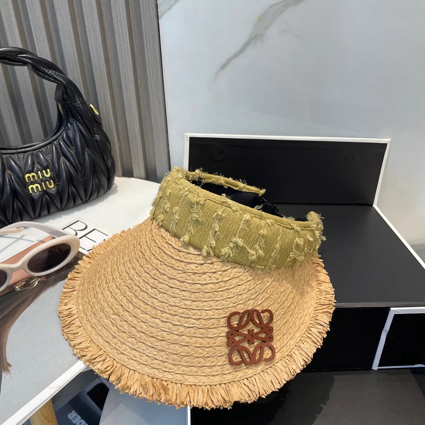 P76 LOEWE's new hollow-top hat is a sun hat that you'll fall in love with at first glance. In summer, you need a unique hat to reduce eye pressure. This elegant hollow-top hat is very suitable!