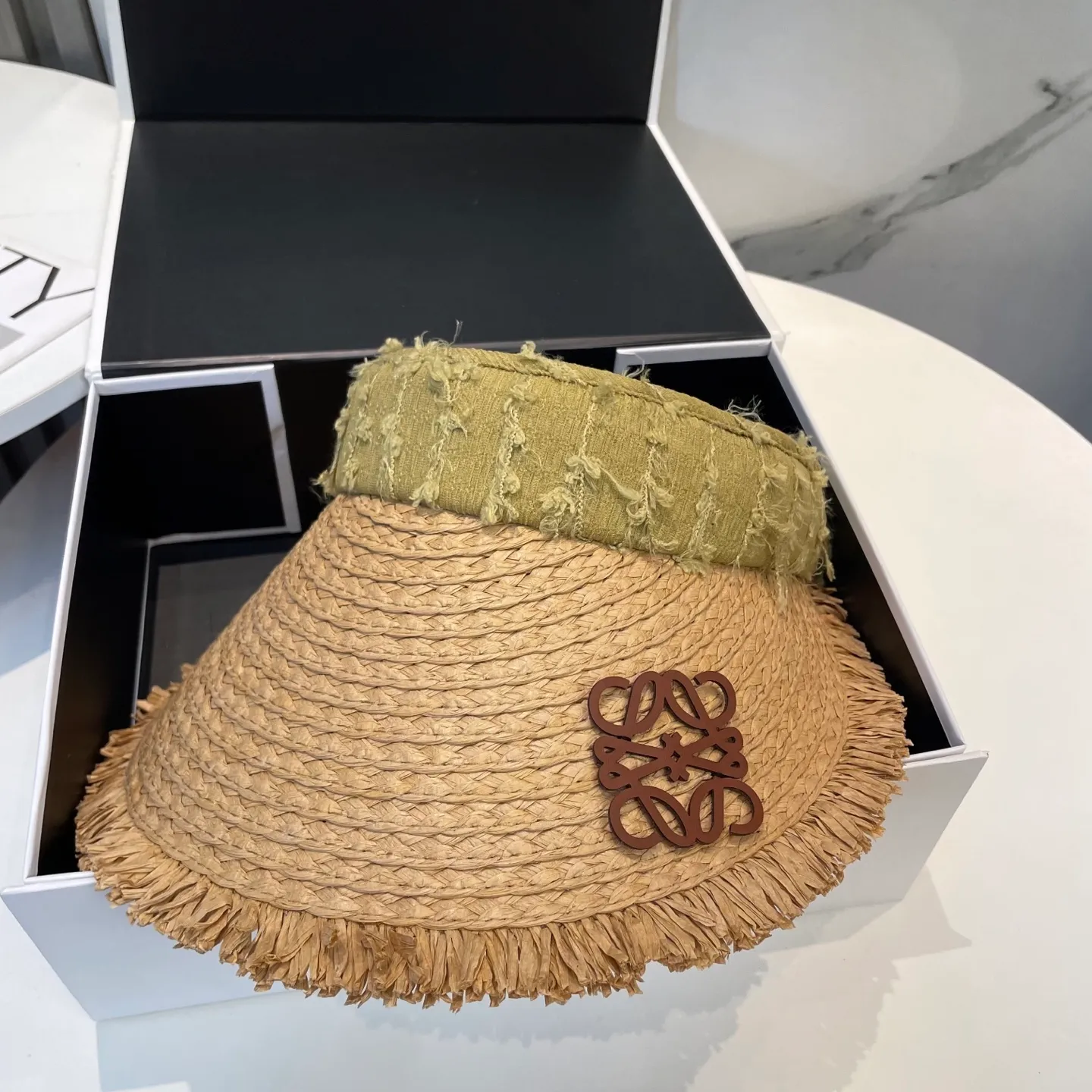 P76 LOEWE's new hollow-top hat is a sun hat that you'll fall in love with at first glance. In summer, you need a unique hat to reduce eye pressure. This elegant hollow-top hat is very suitable!