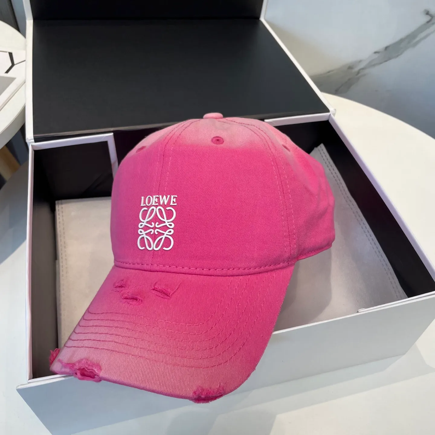 P50 dust bag 👒LOEWE👒LOEWE gradient color new original original design baseball cap🧢Super good texture, standard external line positioning, fine workmanship, simple and elegant, low price and high volume!