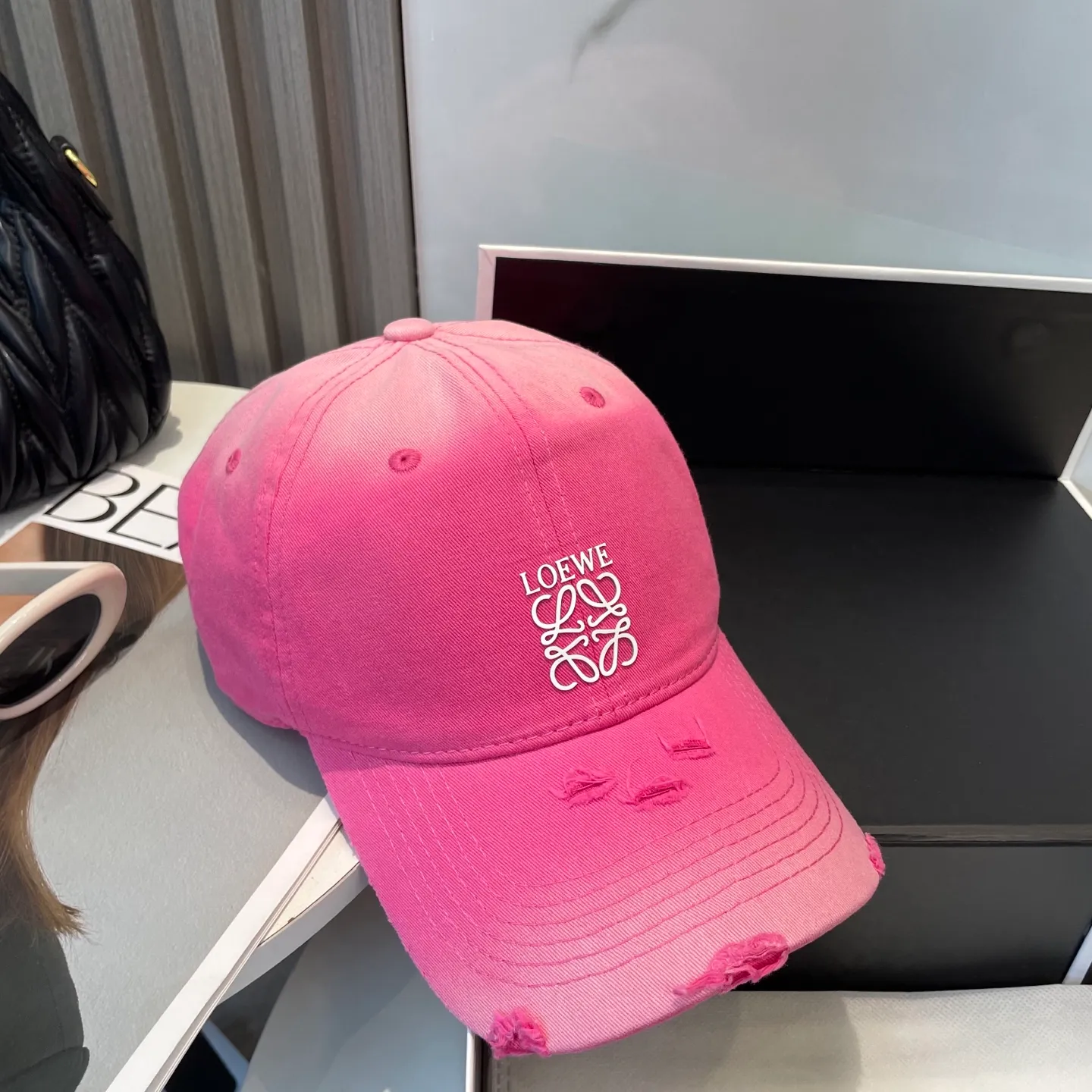 P50 dust bag 👒LOEWE👒LOEWE gradient color new original original design baseball cap🧢Super good texture, standard external line positioning, fine workmanship, simple and elegant, low price and high volume!