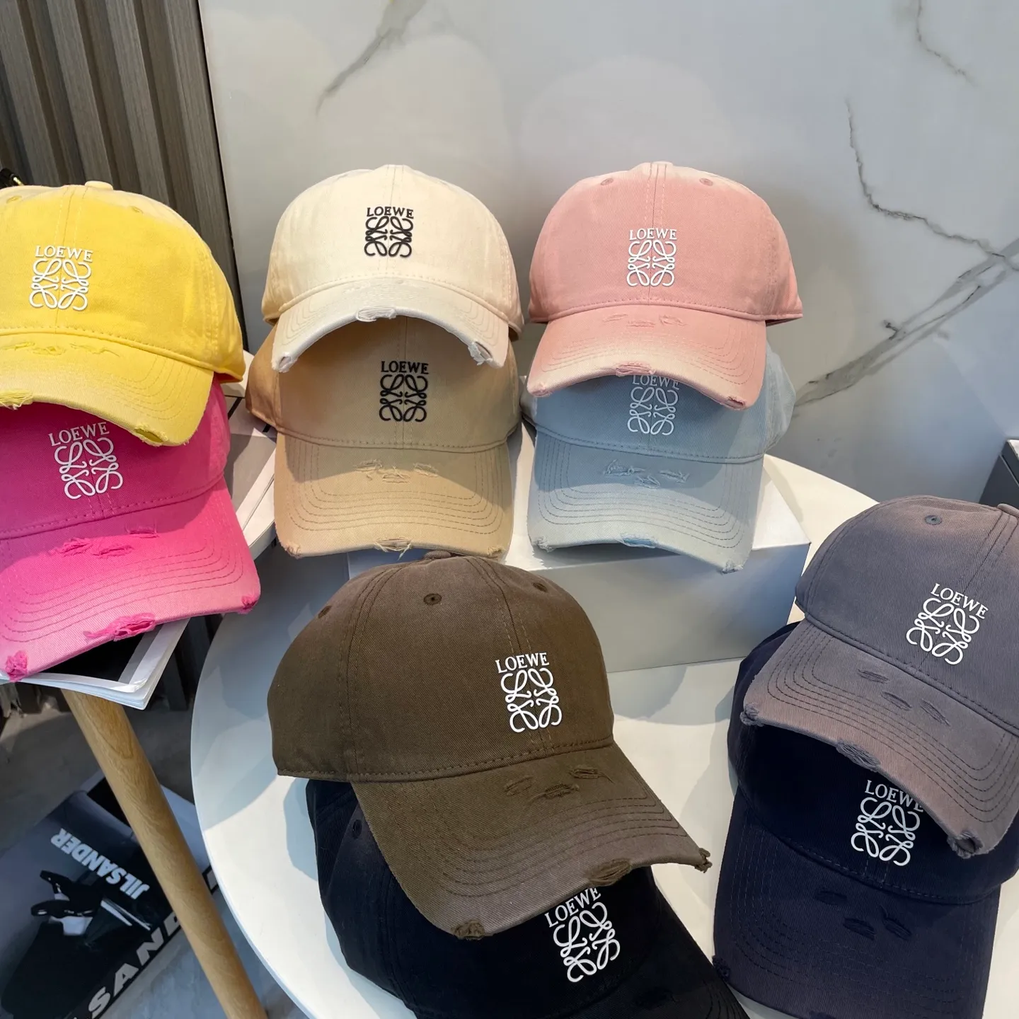 P50 dust bag 👒LOEWE👒LOEWE gradient color new original original design baseball cap🧢Super good texture, standard external line positioning, fine workmanship, simple and elegant, low price and high volume!