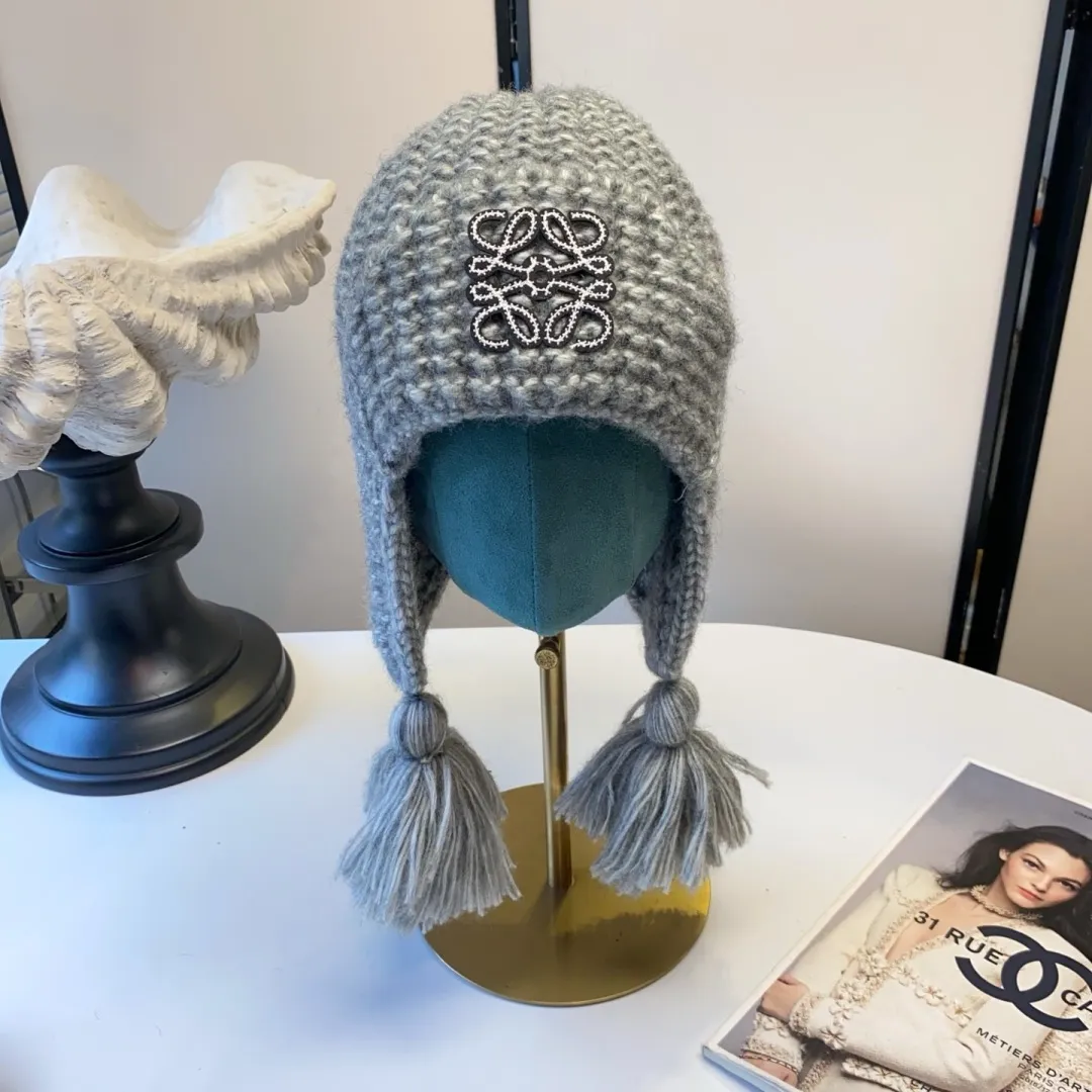 💰110¥ 🆕25 autumn and winter new style ⚜️Loewe LOGO knitted ear protection hat 🛒High quality star internet celebrity same style ✨Beige Black Brown Blue