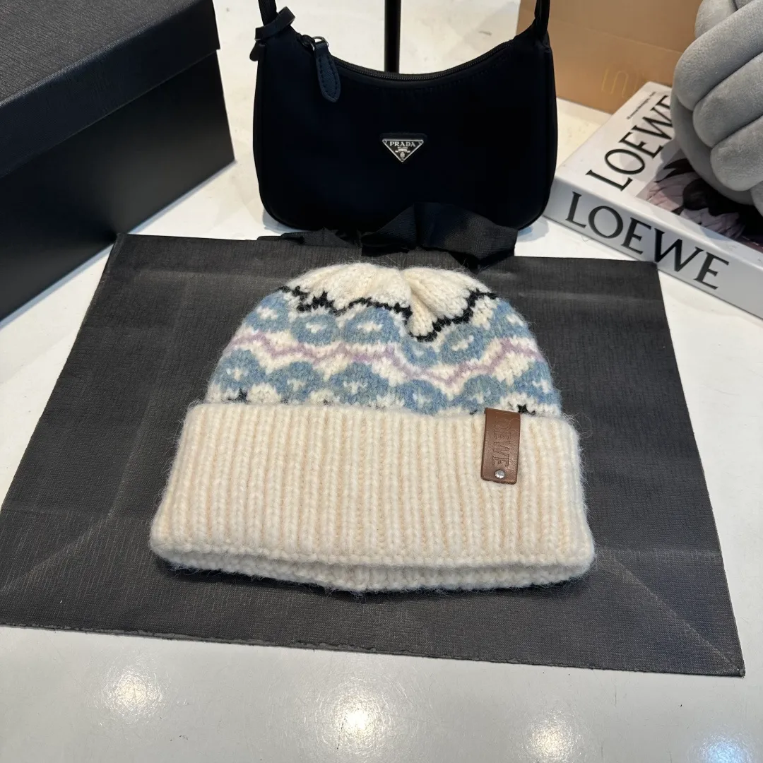 P70 LOEWE 💠Autumn and winter thick knitted beanie, available in multiple colors to suit all styles, love it so much❗️ 💟💟Striped thick knitted hat satisfies my fantasy of knitted hats〰️ High-looking ins thick knitted beanie, versatile and loose, showing off your face!