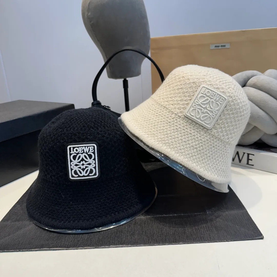 P60 LOEWE winter warm fisherman hat. Be an atmospheric autumn and winter girl. The leather logo will never get tired of it. The lamb wool lining is warm and comfortable. It is good-looking and versatile for a good-looking fisherman.