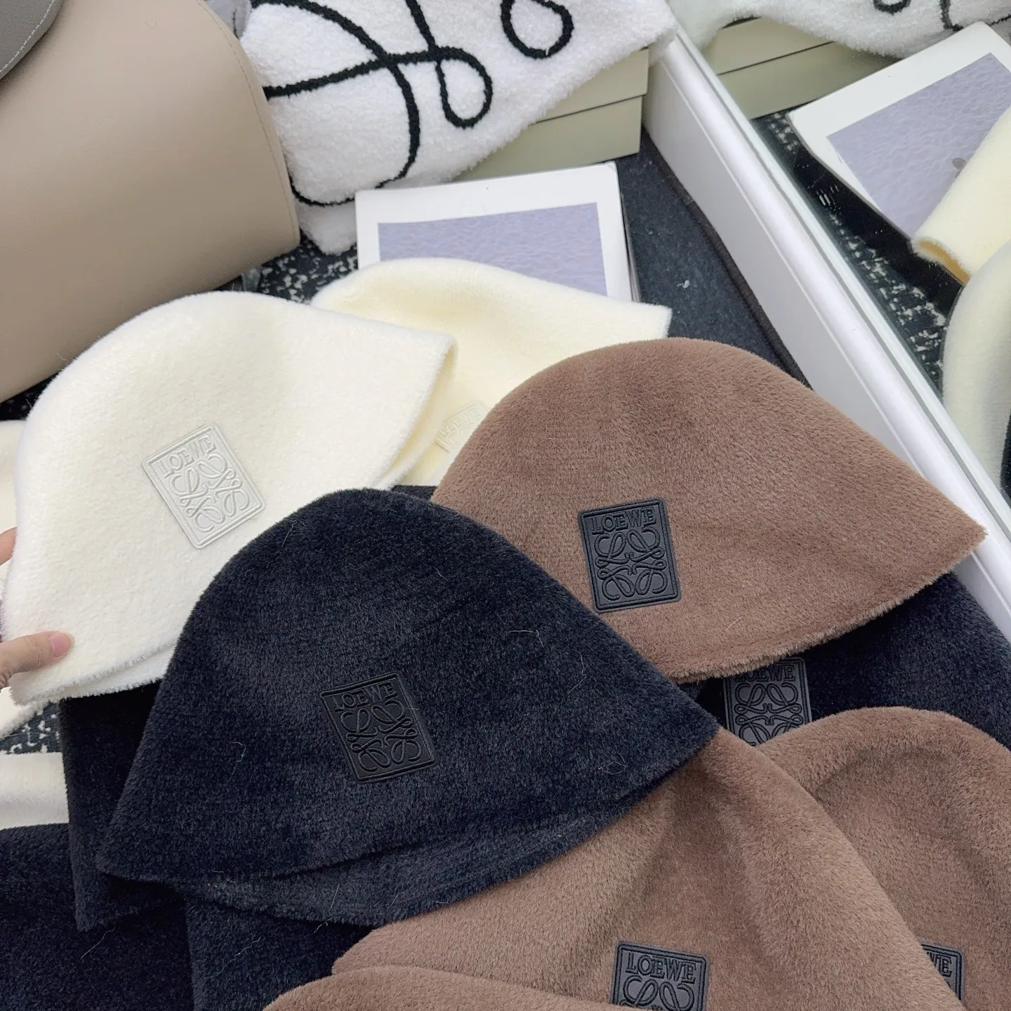 🔥 Loewe is now shipping 📣 The popular rabbit fur hat, full of modern style and high-end feel!