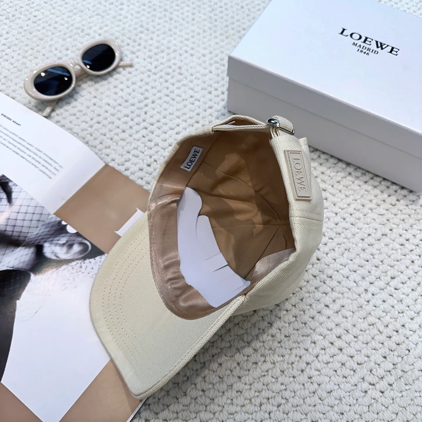 P60 comes with dust bag 👒LOEWE👒LOEWE's new original original design baseball cap🧢Super good texture, standard external line positioning, fine workmanship, simple and elegant, low price and popular!