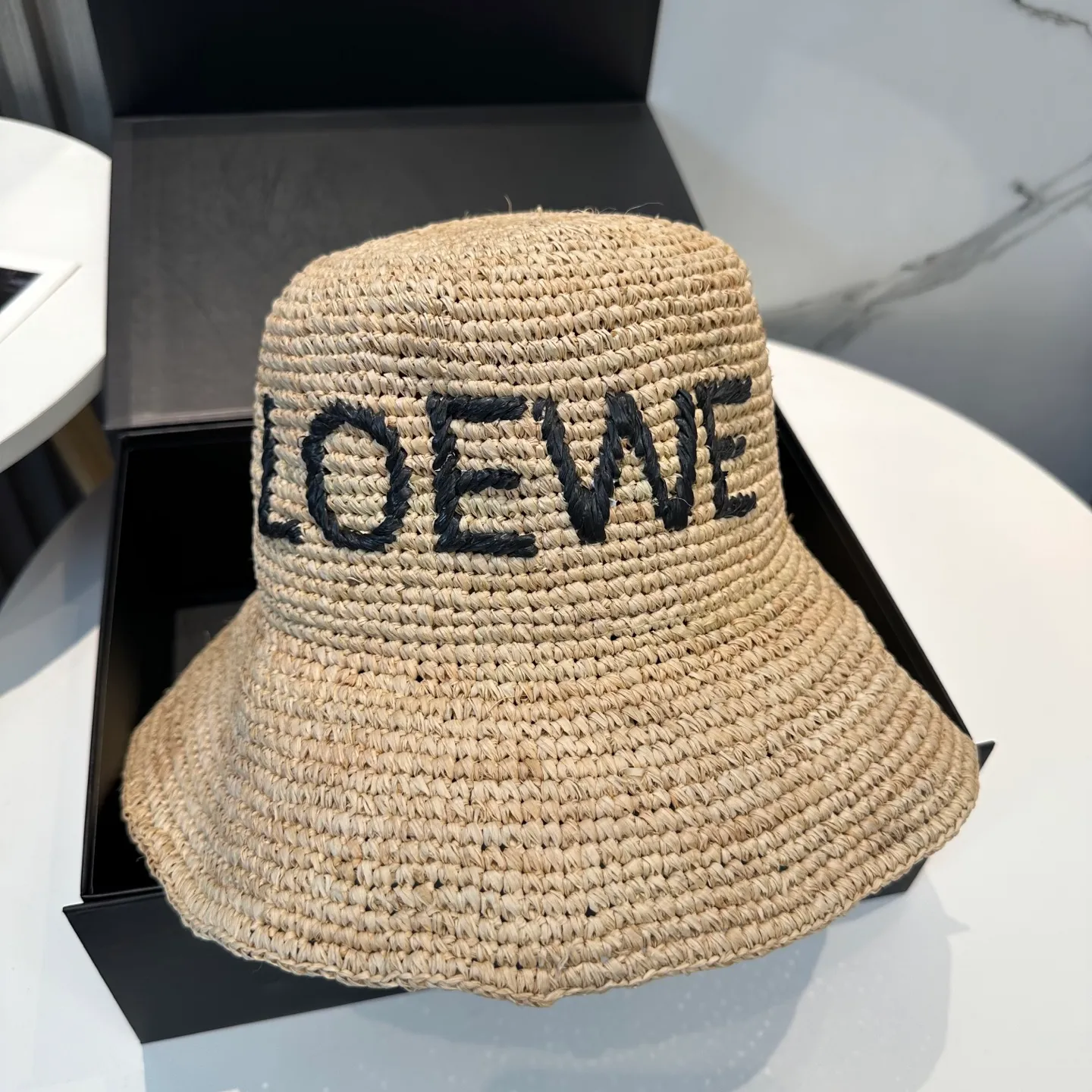 P140 Loewe/Luo Yiwei new spring and summer straw hat🎩【Upgraded version❗️This year's heavy industry upgrade is made of imported fine raffia, woven from it. Those who have bought raffia hats should know that the finer the raffia material, the more expensive the cost. 】Imported raffia straw hat with iconic letter logo design. It is very flattering and makes the V-face smaller in minutes. The shape is very impressive. The weaving texture of this hat is particularly high-end. The texture of the grass is very good. The shape of the hat is super flattering! Delicate but not exaggerated, it’s ok for everyday wear! Every fairy should have it｜It is an absolute fashionable necessity for summer beach vacationers or daily sun protection. Head circumference: 57cm.