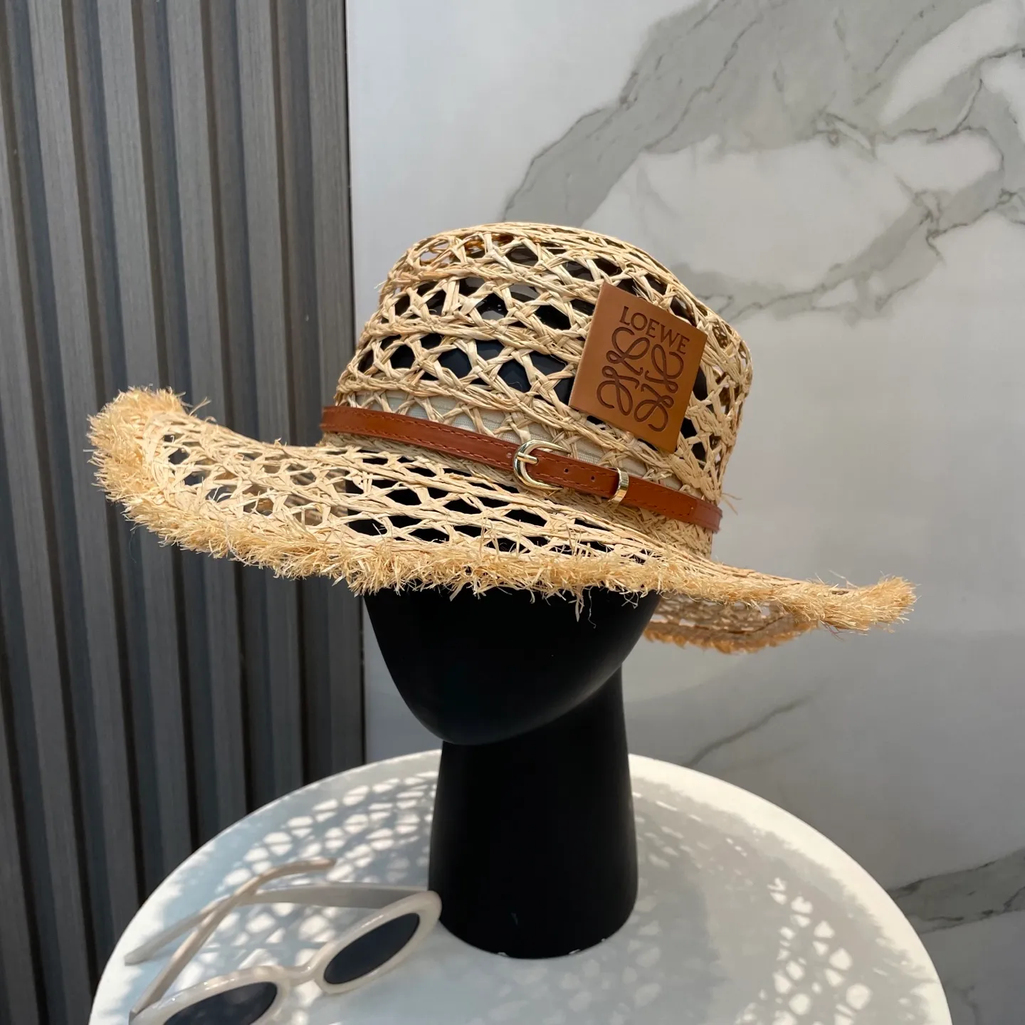 P106 Loewe's new large-brimmed sun protection straw hat is a must-have sun protection item when going out on the street in the hot summer. It is suitable for dating at the beach. It is breathable cotton and can be worn in all seasons.