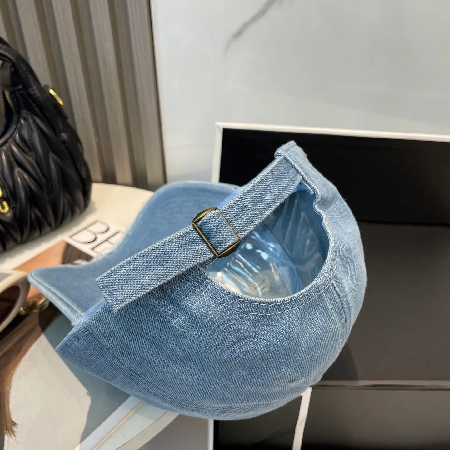 P66 LOEWE's new ripped washed denim baseball cap. Classic LOEWE embroidered logo. Same style for men and women. Versatile and breathable, can be worn in all seasons.