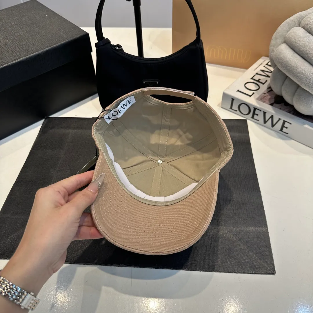 P56 🧢Loewe~New baseball cap🧢, simple embroidered classic logo, super texture👍, exquisite big-name style, a must-have artifact for goddesses, couple style