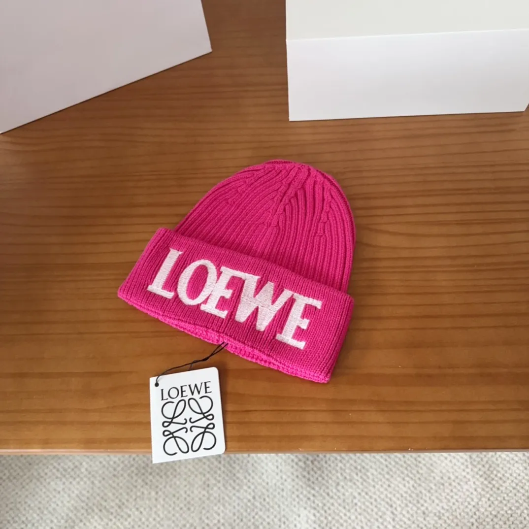 💰60 LOEWE 💠Autumn and winter thick knitted beanie, available in multiple colors to suit all styles, love it❗️ 💟💟Striped thick knitted hat satisfies my fantasy of knitted hats〰️ High-looking ins thick knitted beanie, versatile and loose, showing off your face!