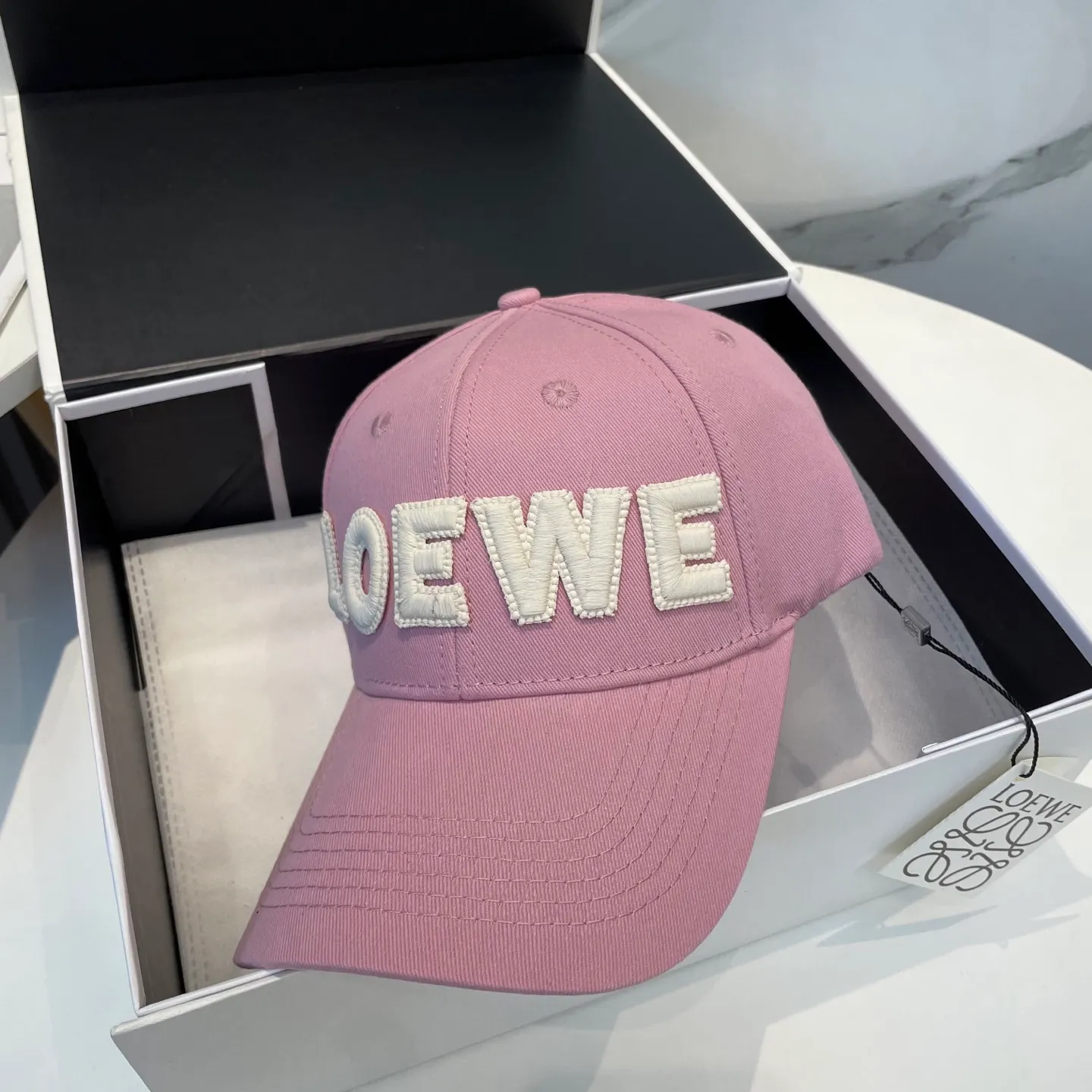 P70 🧢Loewe~New baseball cap🧢, simple embroidered classic logo, super texture👍, exquisite big-name style, a must-have artifact for goddesses, couple style