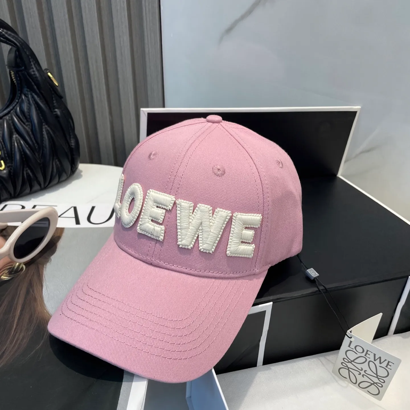 P70 🧢Loewe~New baseball cap🧢, simple embroidered classic logo, super texture👍, exquisite big-name style, a must-have artifact for goddesses, couple style