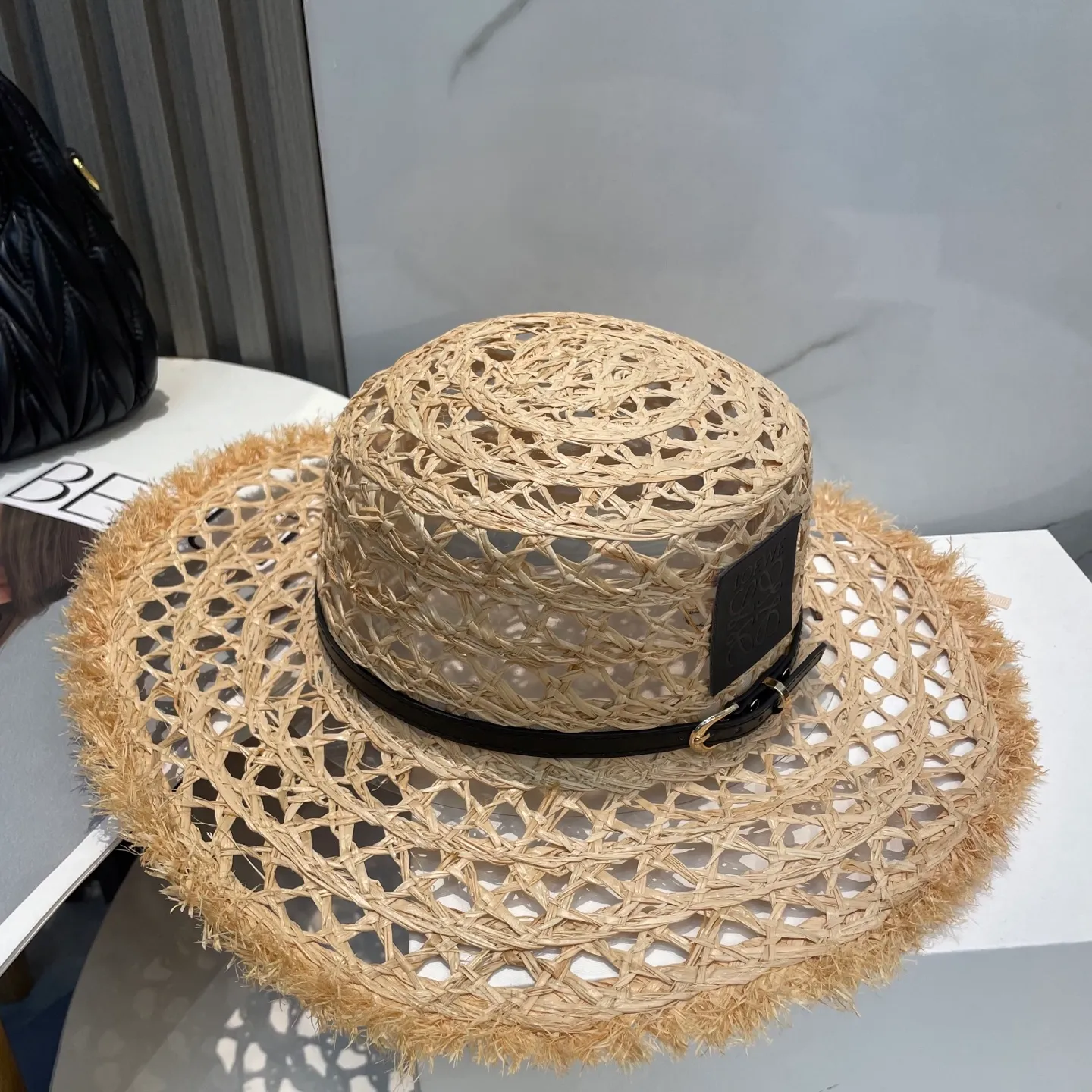 P106 Loewe's new large-brimmed sun protection straw hat is a must-have sun protection item when going out on the street in the hot summer. It is suitable for dating at the beach. The breathable cotton can be worn in all seasons.