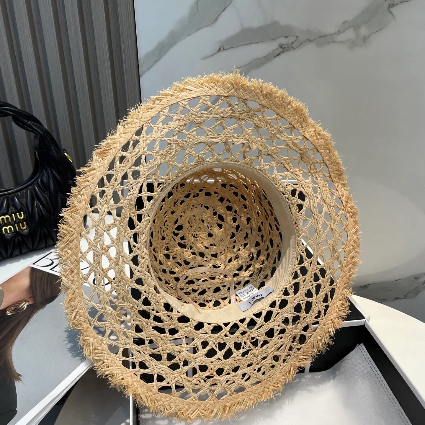 P106 Loewe's new large-brimmed sun protection straw hat is a must-have sun protection item when going out on the street in the hot summer. It is suitable for dating at the beach. The breathable cotton can be worn in all seasons.