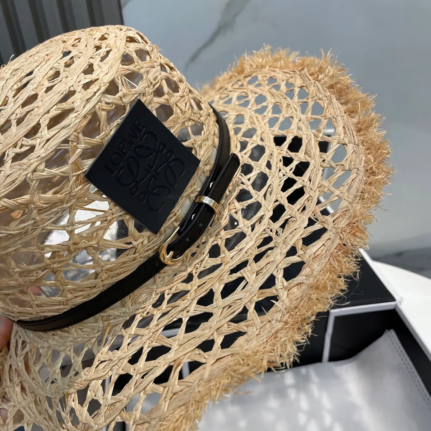 P106 Loewe's new large-brimmed sun protection straw hat is a must-have sun protection item when going out on the street in the hot summer. It is suitable for dating at the beach. The breathable cotton can be worn in all seasons.