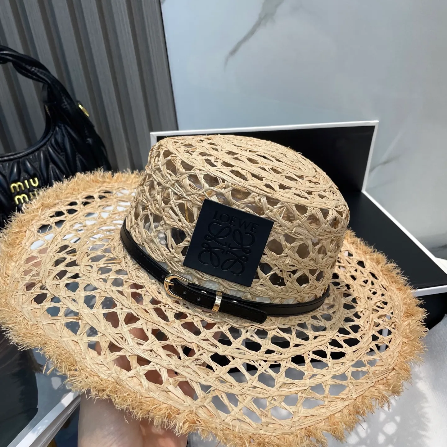 P106 Loewe's new large-brimmed sun protection straw hat is a must-have sun protection item when going out on the street in the hot summer. It is suitable for dating at the beach. The breathable cotton can be worn in all seasons.