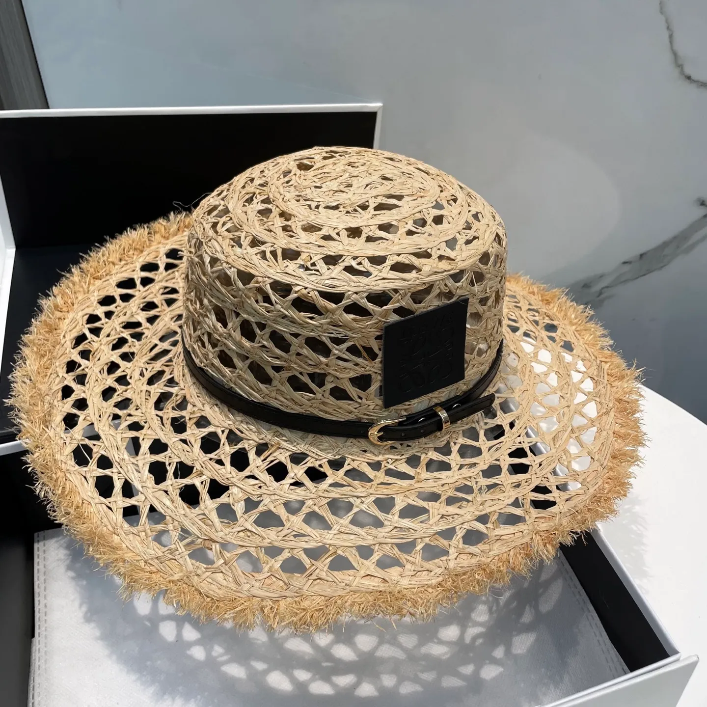 P106 Loewe's new large-brimmed sun protection straw hat is a must-have sun protection item when going out on the street in the hot summer. It is suitable for dating at the beach. The breathable cotton can be worn in all seasons.