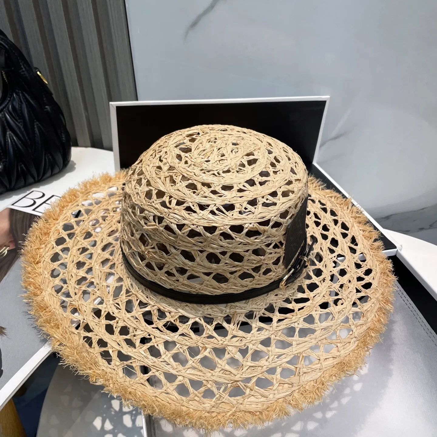 P106 Loewe's new large-brimmed sun protection straw hat is a must-have sun protection item when going out on the street in the hot summer. It is suitable for dating at the beach. The breathable cotton can be worn in all seasons.