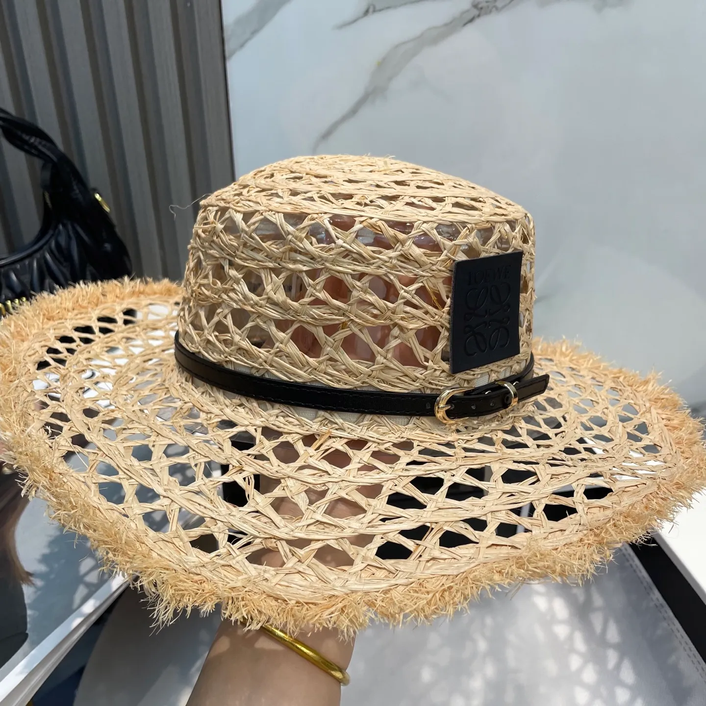P96 Loewe's new large-brimmed sun protection straw hat is a must-have sun protection item when going out on the street in the hot summer. It is suitable for hanging out at the beach. The breathable cotton can be worn in all seasons.
