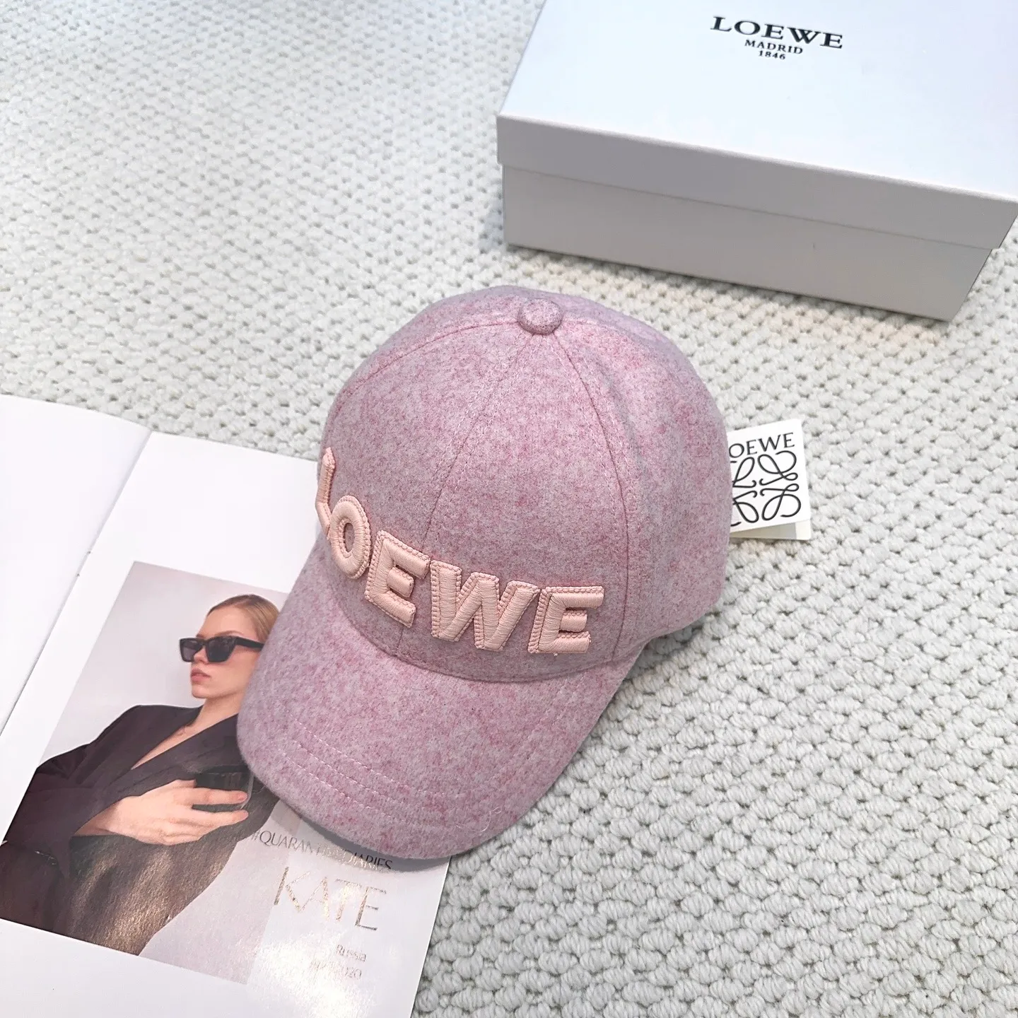 P70 🧢Loewe~New autumn and winter baseball cap🧢, simple embroidered classic logo, super texture👍, exquisite big-name style, a must-have artifact for goddesses, couple style