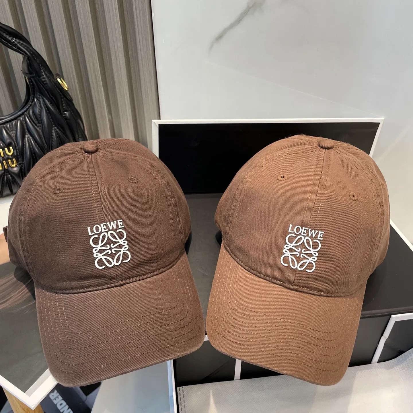 P54 dust bag 👒LOEWE👒LOEWE's new original design baseball cap🧢Super good texture, standard external line positioning, fine workmanship, simple and elegant, low price and high volume!