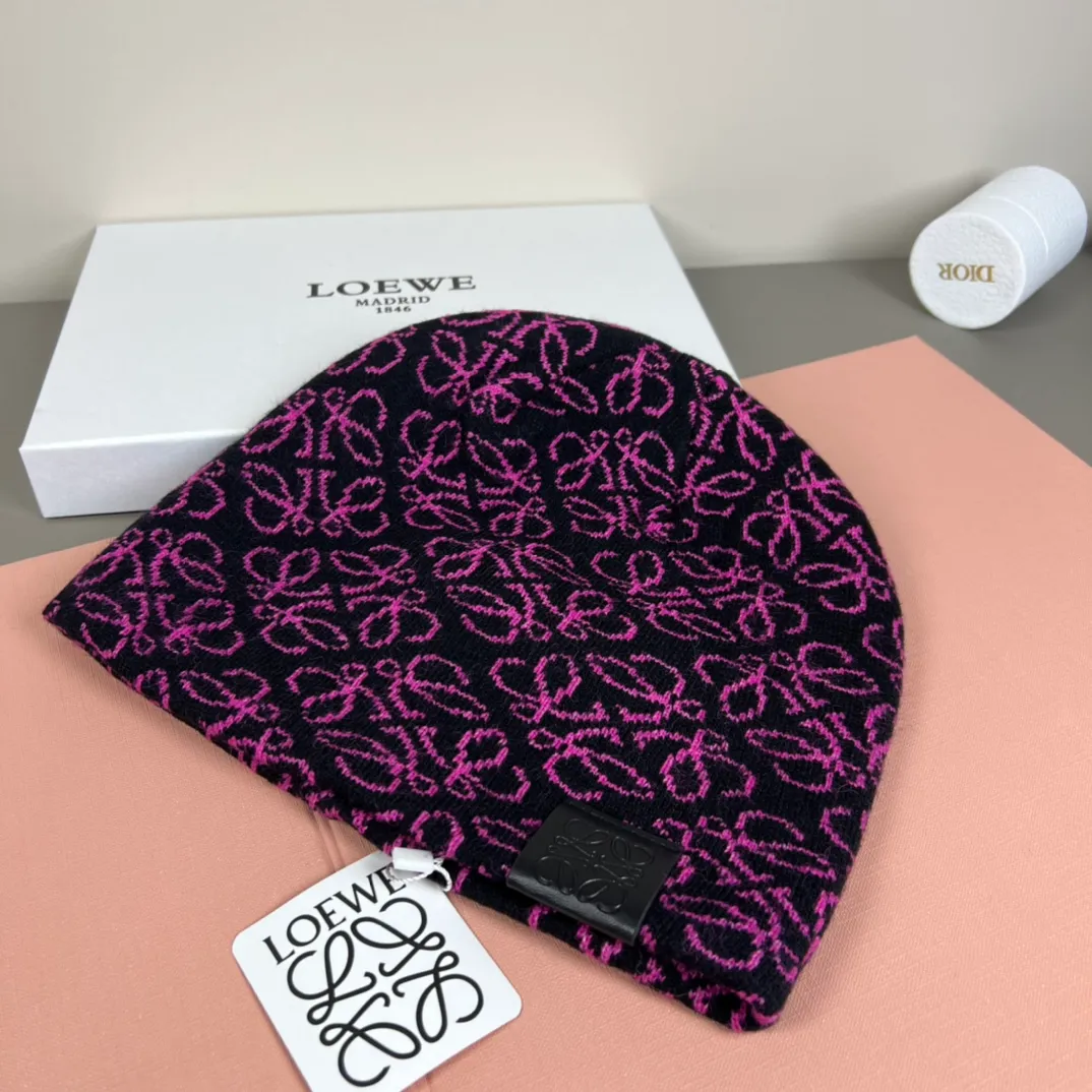 56💰 Classic knitted hat from loewe official website! Xiaohongshu’s hottest selling item! Dress well! The same style for men and women, thicker and warmer, fashionable and popular 🌸First-class quality, the best brand for warmth in autumn and winter, order now, limited edition