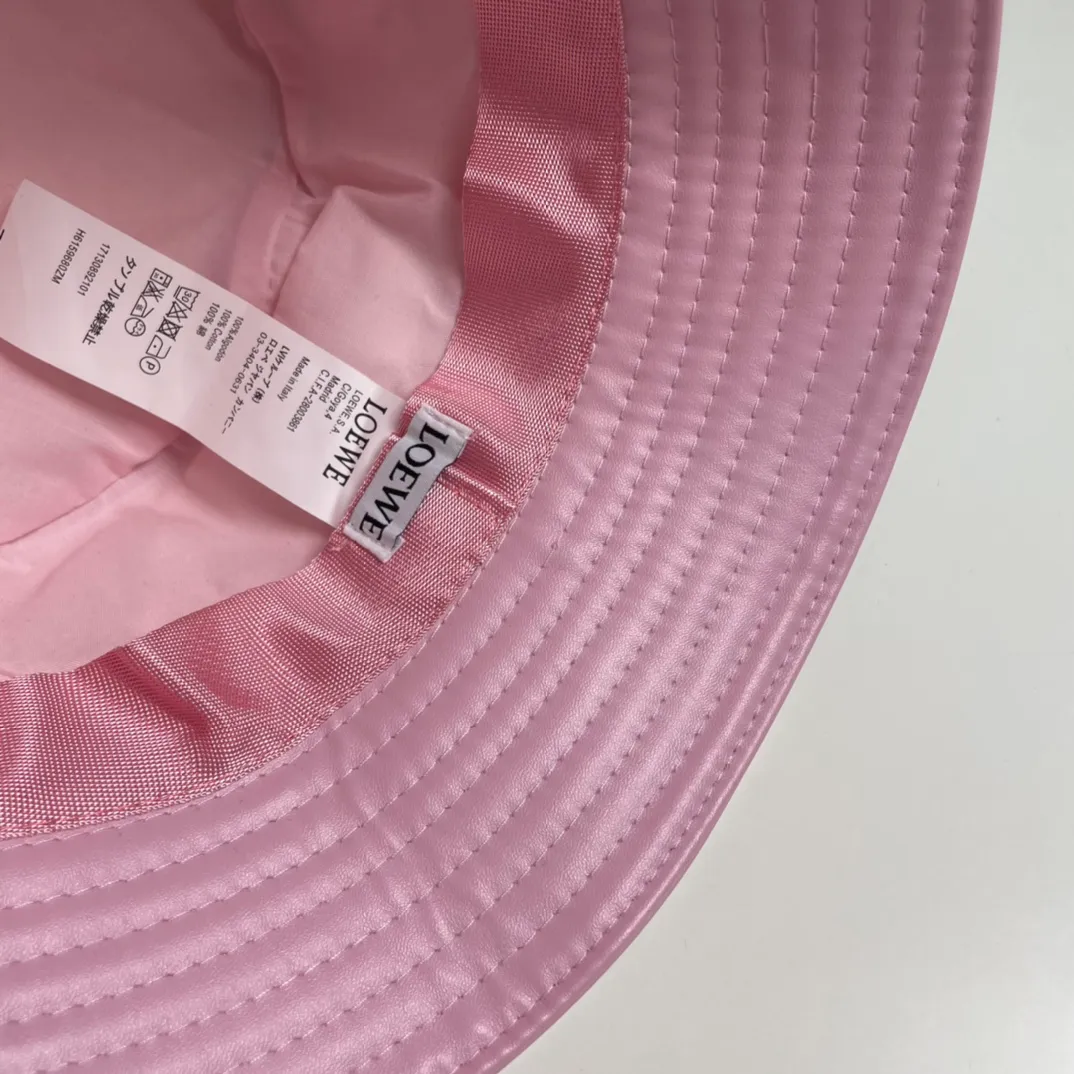 P80 LOEWE's new patchwork zipper lambskin bucket hat. This bucket hat is made of rich textured lambskin. The zipper detail on the brim brings a modern twist, and the patchwork adds a touch of recognition, helping you easily create a modern and fashionable look.