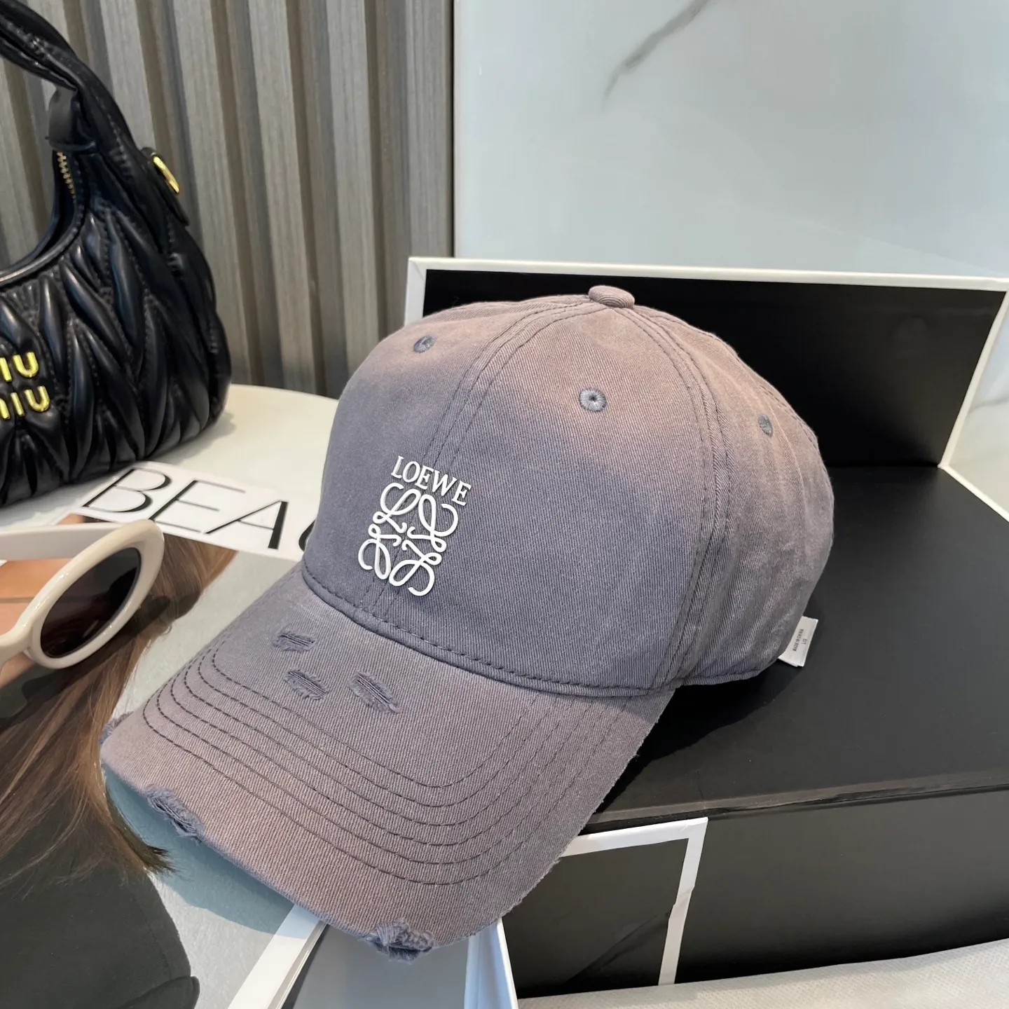 P60 dust bag 👒LOEWE👒LOEWE gradient color new original original design baseball cap🧢Super good texture, standard external line positioning, fine workmanship, simple and elegant, low price and high volume!