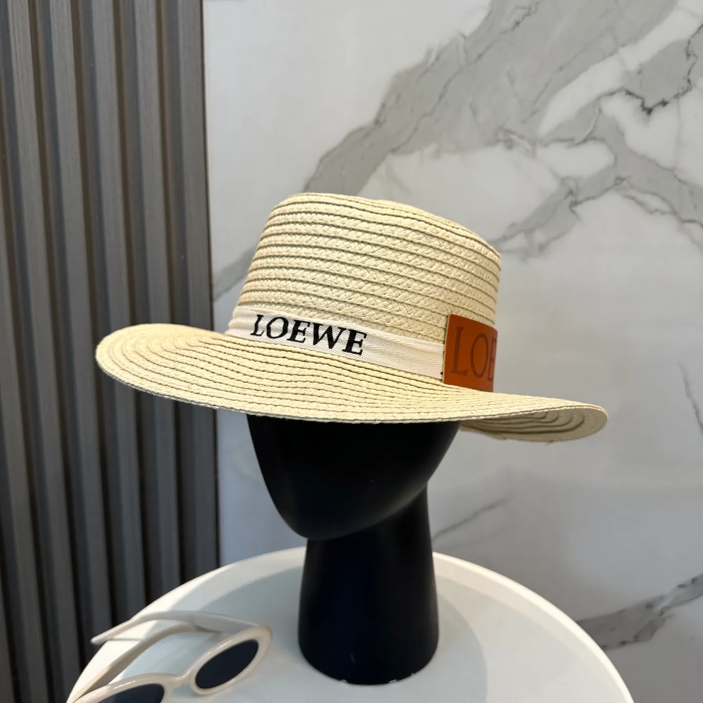 P66 💛With dust bag LOEWE] 2025 new straw woven straw hat with big brand webbing, a must-have for vacation and leisure, elegant and generous