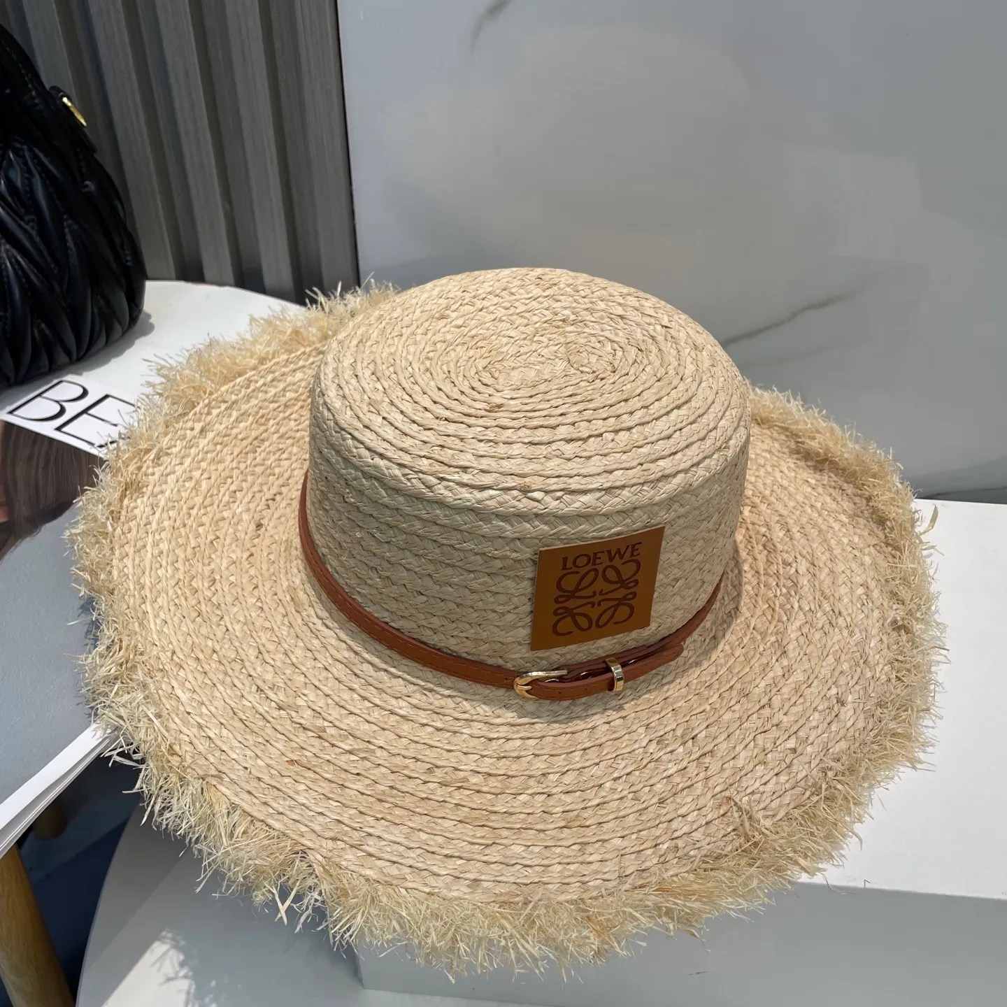 P90 LOEWE’s new product 💗 This hat with a big brim is super nice! ! The thief comes out with Loewe raffia large brim straw hat