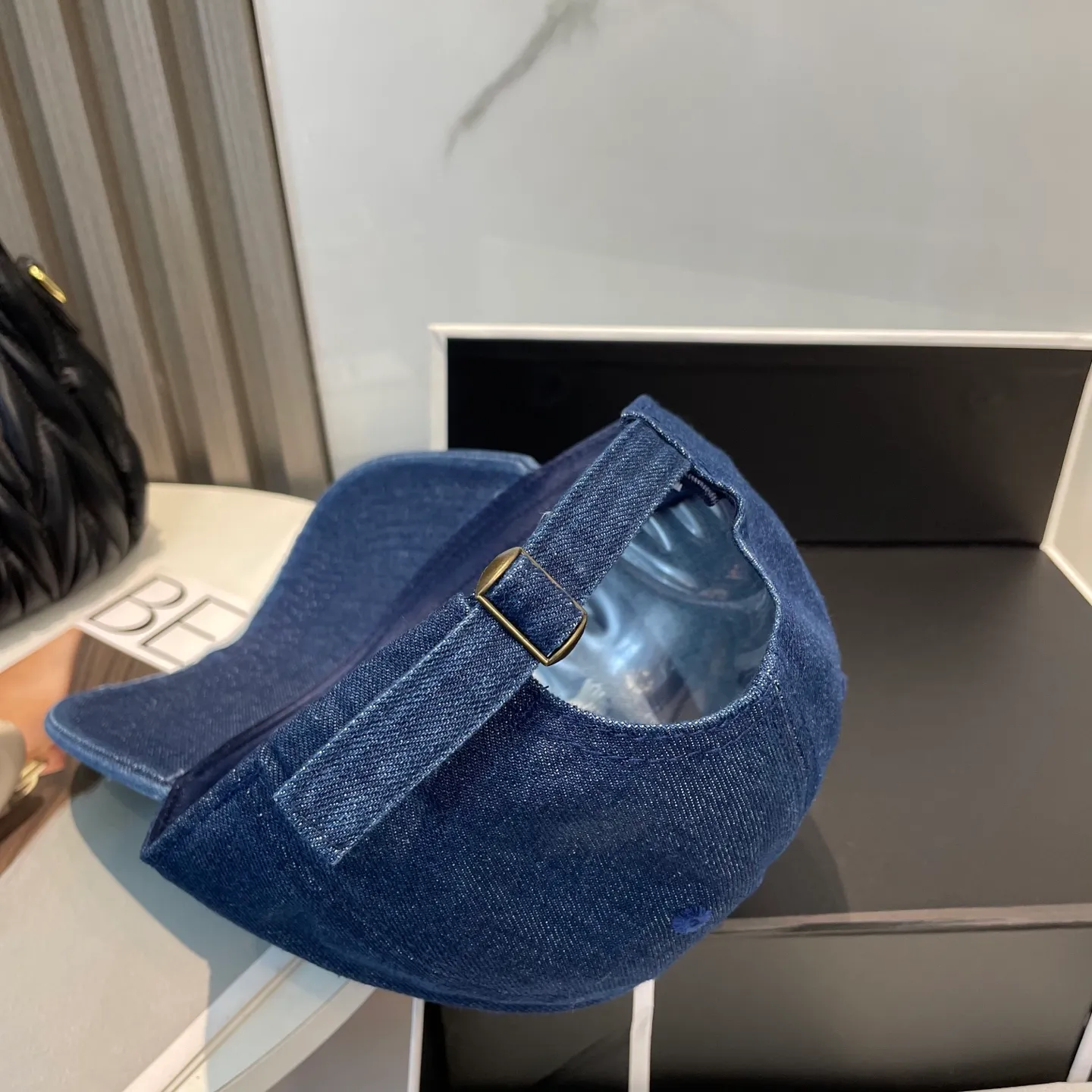 P66 LOEWE's new ripped washed denim baseball cap. Classic LOEWE embroidered logo. Same style for men and women. Versatile and breathable, can be worn in all seasons.