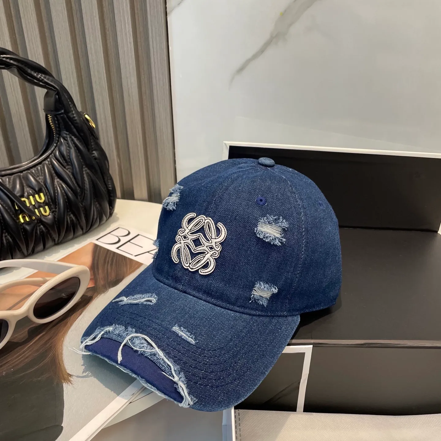 P66 LOEWE's new ripped washed denim baseball cap. Classic LOEWE embroidered logo. Same style for men and women. Versatile and breathable, can be worn in all seasons.