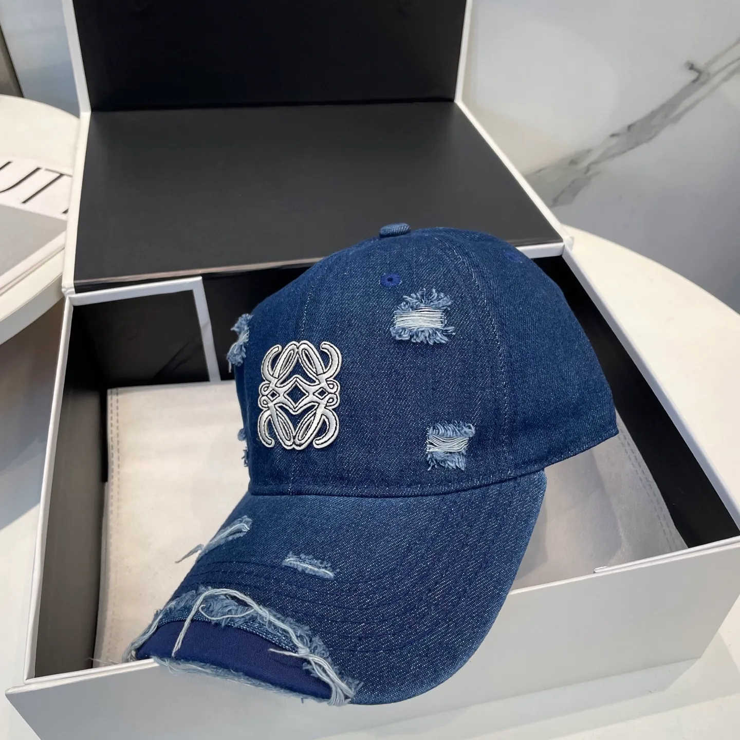 P66 LOEWE's new ripped washed denim baseball cap. Classic LOEWE embroidered logo. Same style for men and women. Versatile and breathable, can be worn in all seasons.